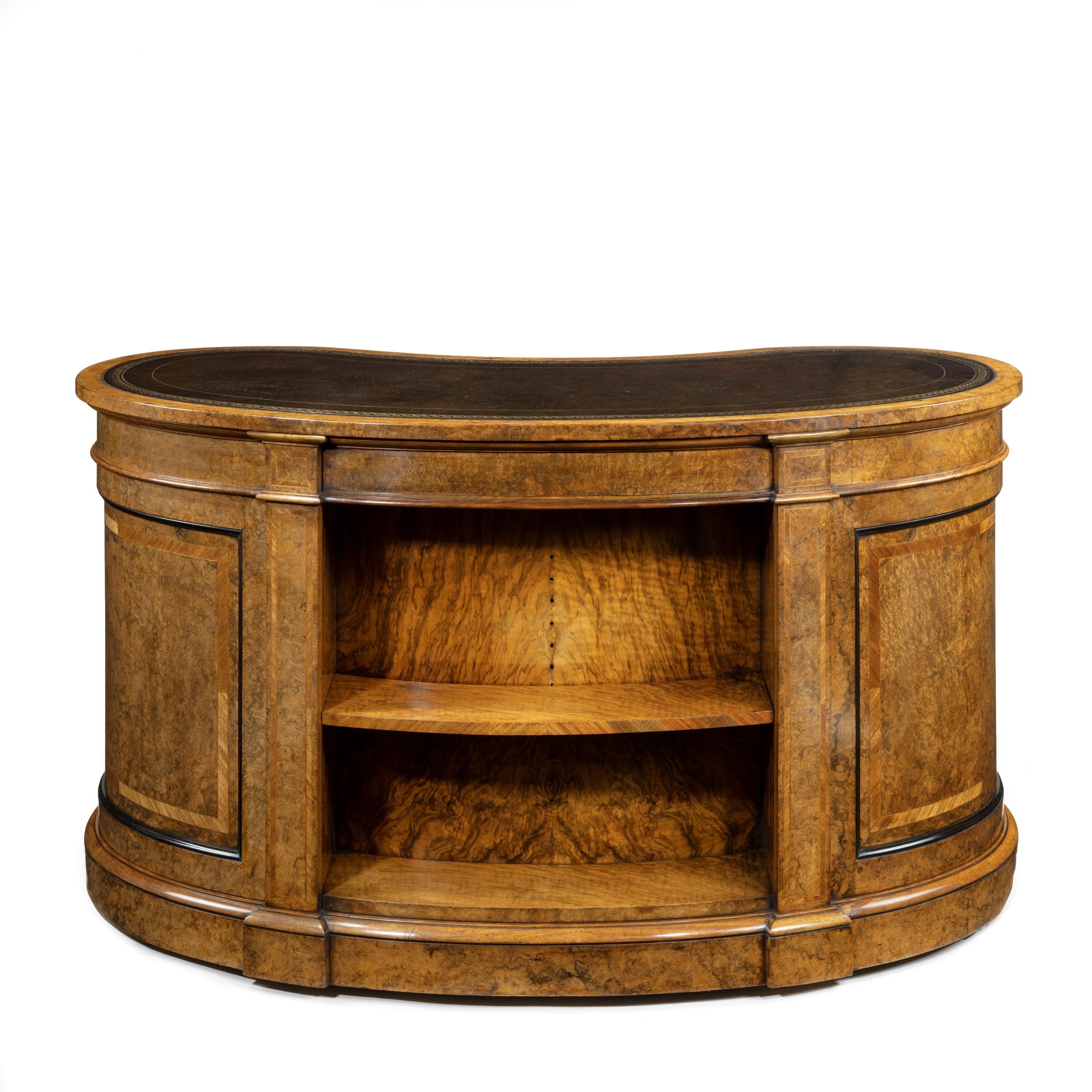 Viktorianischer knöchelförmiger Schreibtisch in hochwertiger Qualität aus reich gemasertem Nussbaumholz von Gillows im Angebot 1