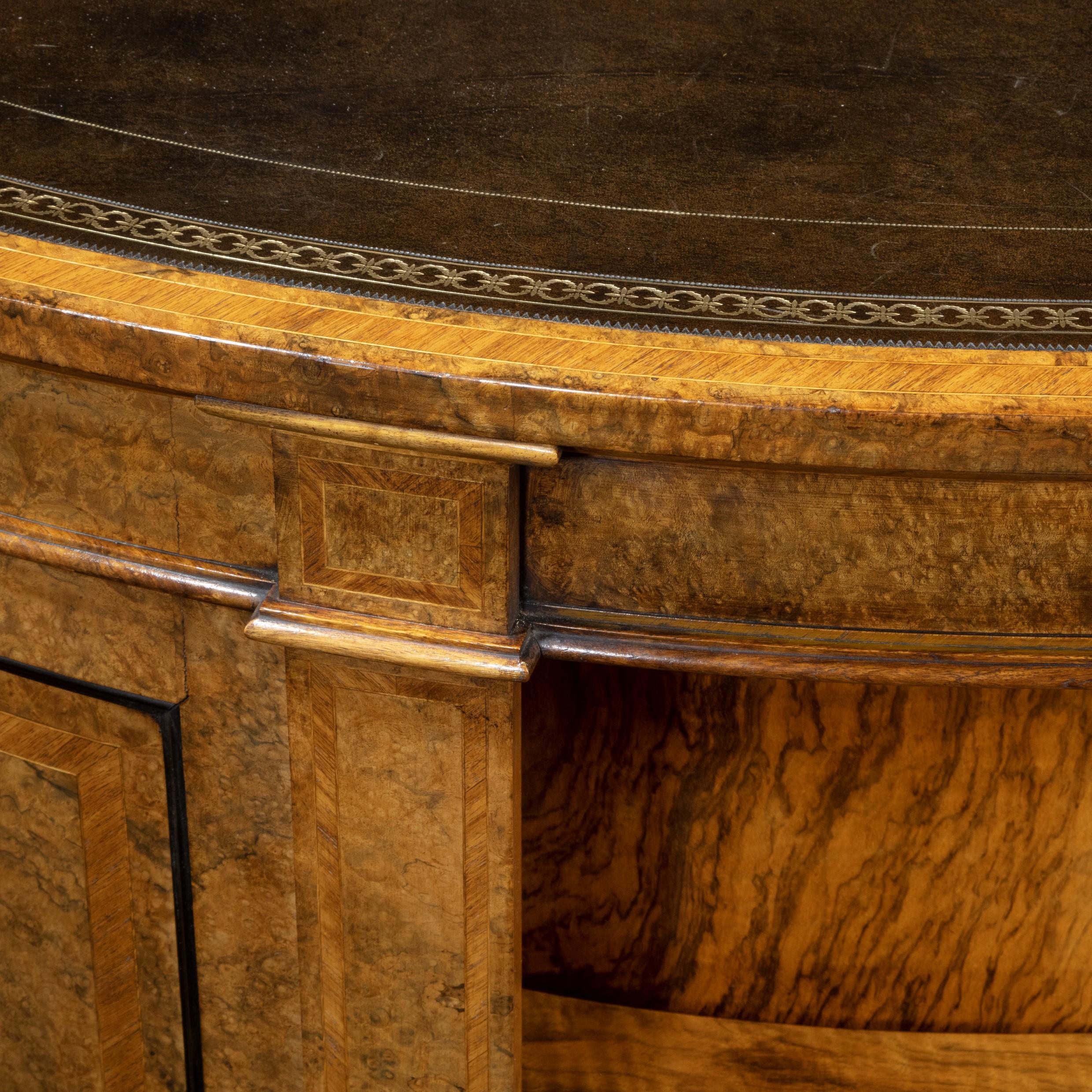 Viktorianischer knöchelförmiger Schreibtisch in hochwertiger Qualität aus reich gemasertem Nussbaumholz von Gillows im Angebot 2