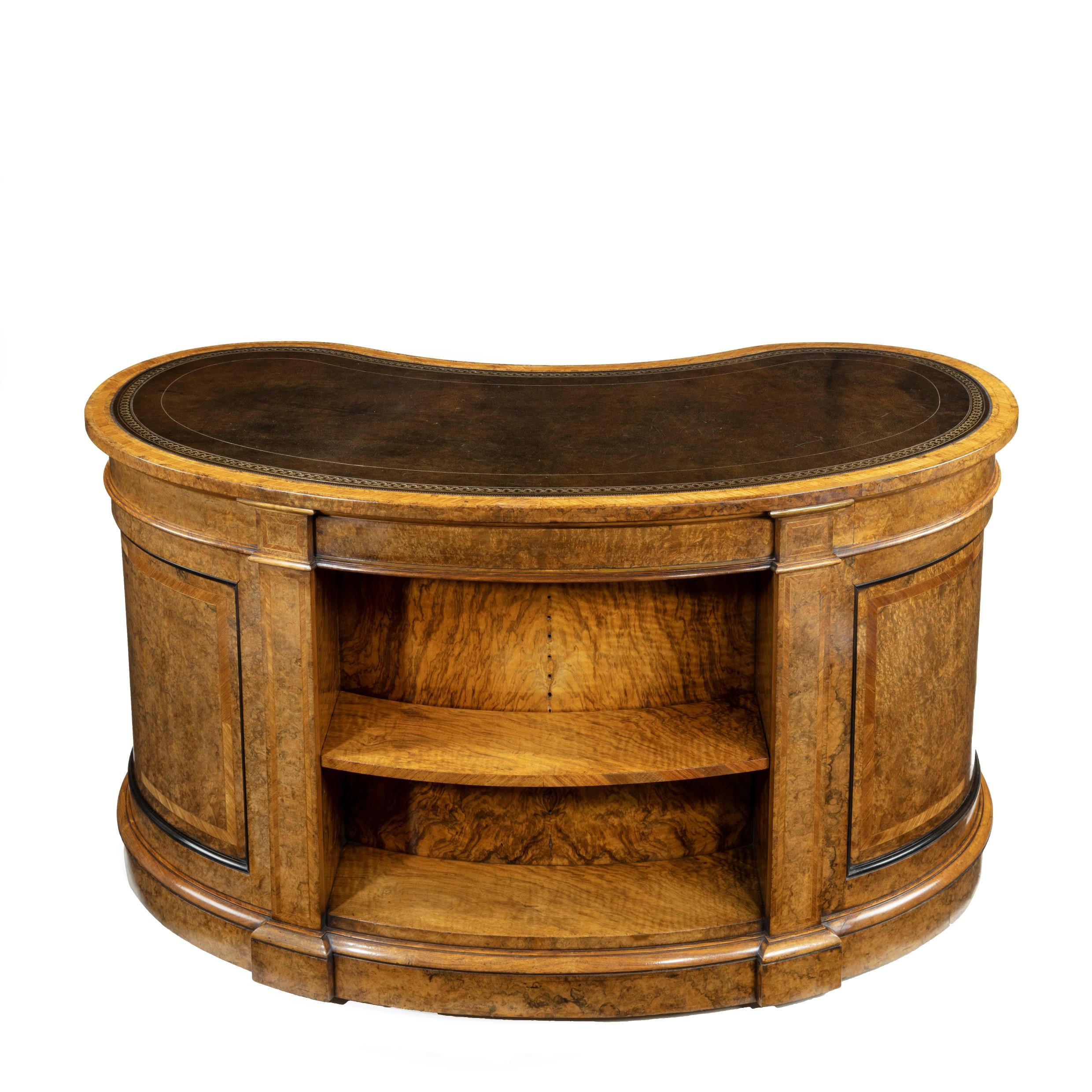 Viktorianischer knöchelförmiger Schreibtisch in hochwertiger Qualität aus reich gemasertem Nussbaumholz von Gillows im Angebot 3
