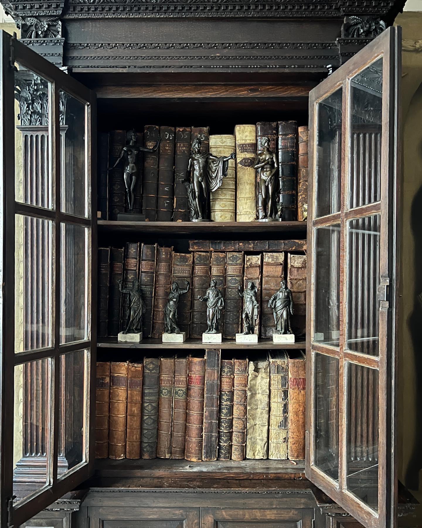 Fine & Rare George II Architectural Oak Bookcase In Good Condition In London, GB
