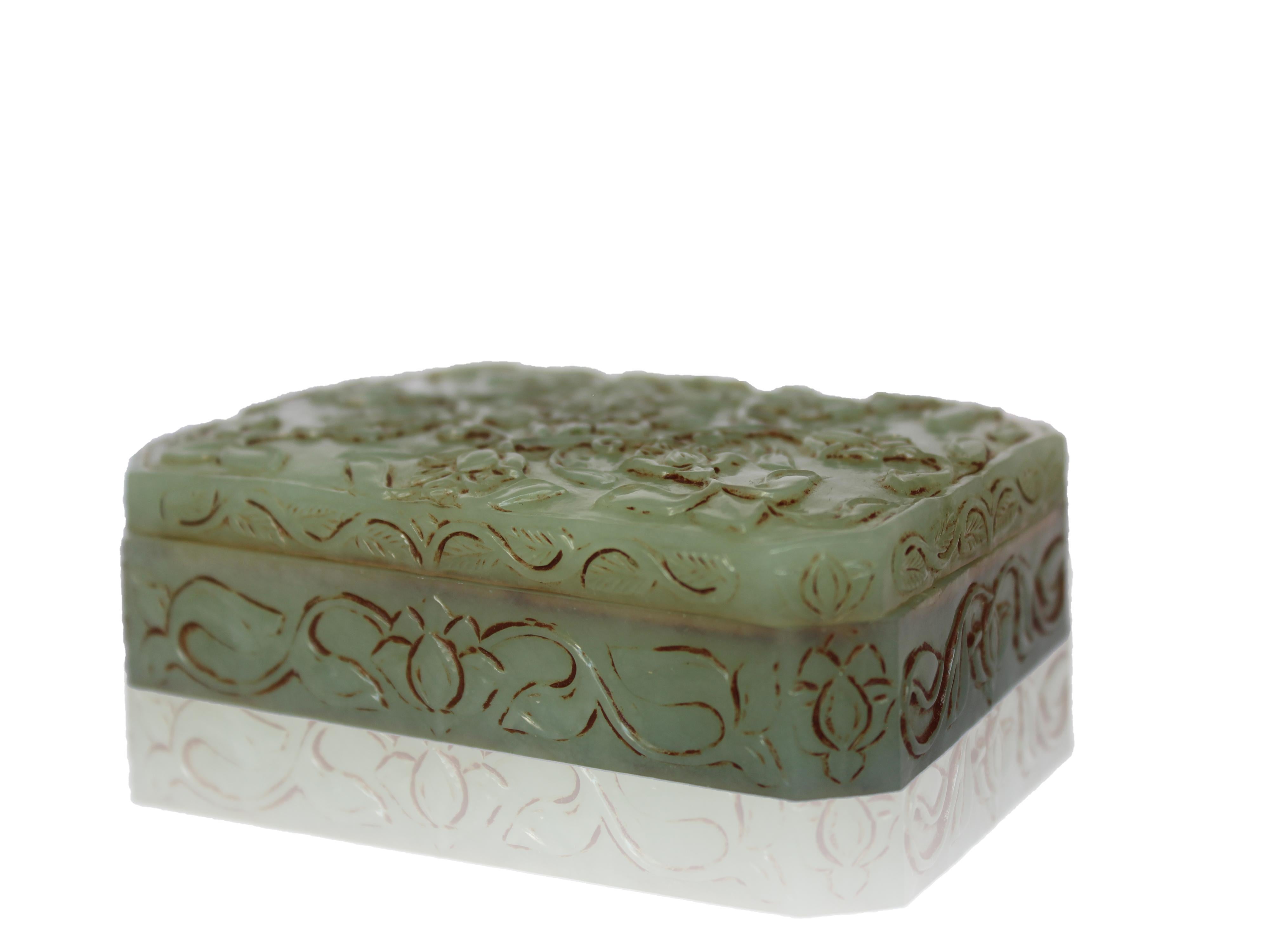 A Fine rectangular mughal Nephrite Jade box and cover For Sale 2