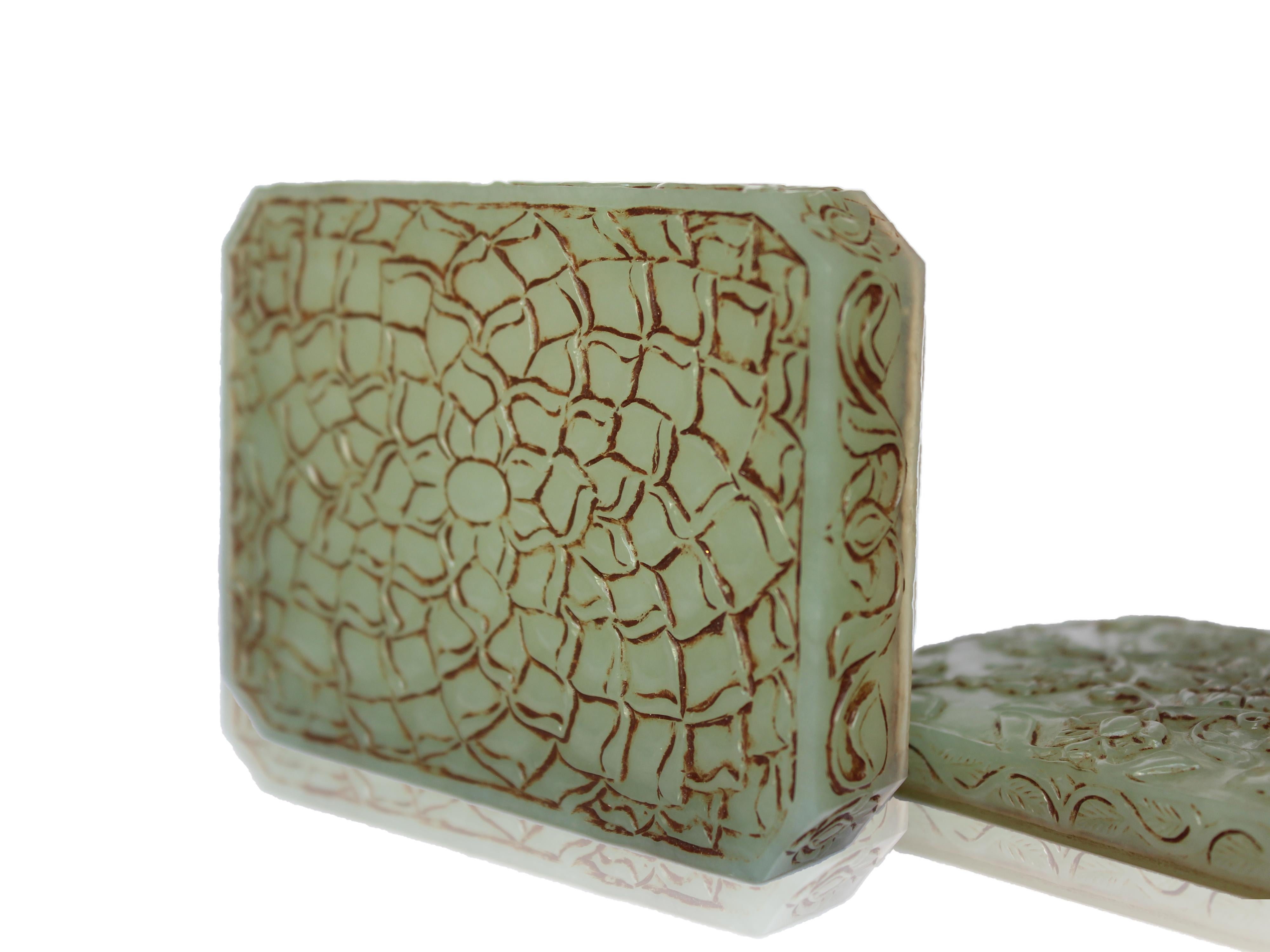 A Fine rectangular mughal Nephrite Jade box and cover For Sale 3