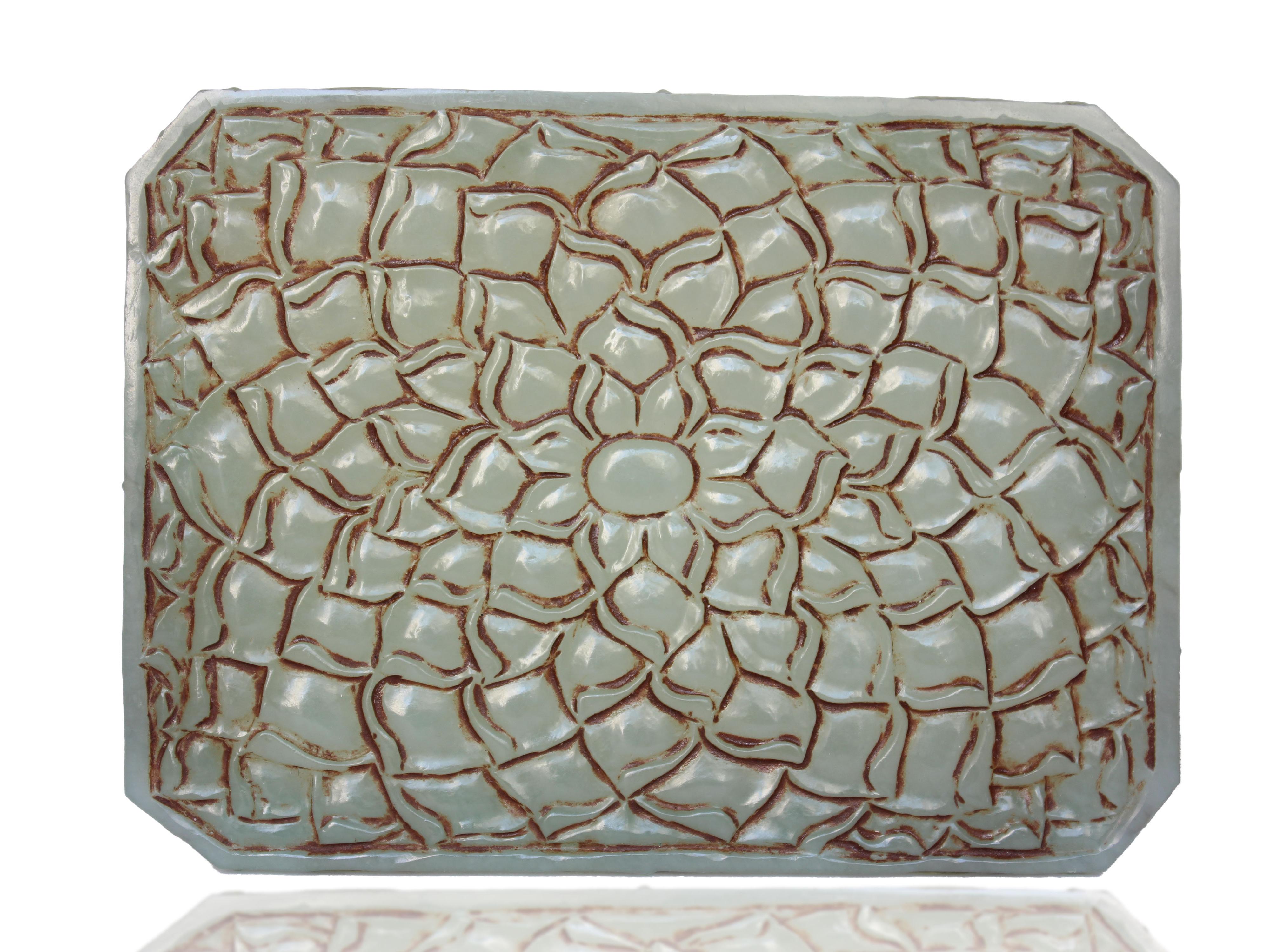 A Fine rectangular mughal Nephrite Jade box and cover For Sale 4