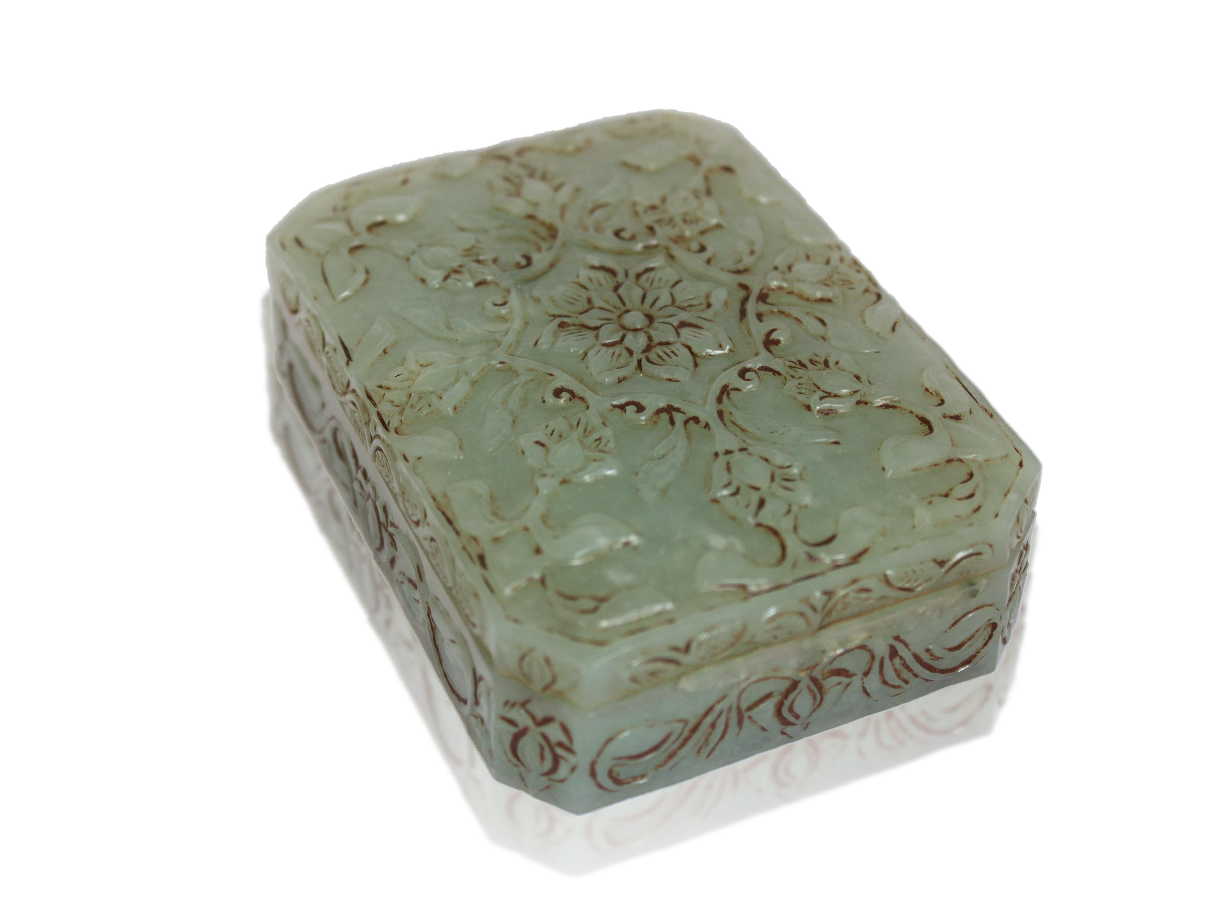 Uncut A Fine rectangular mughal Nephrite Jade box and cover For Sale