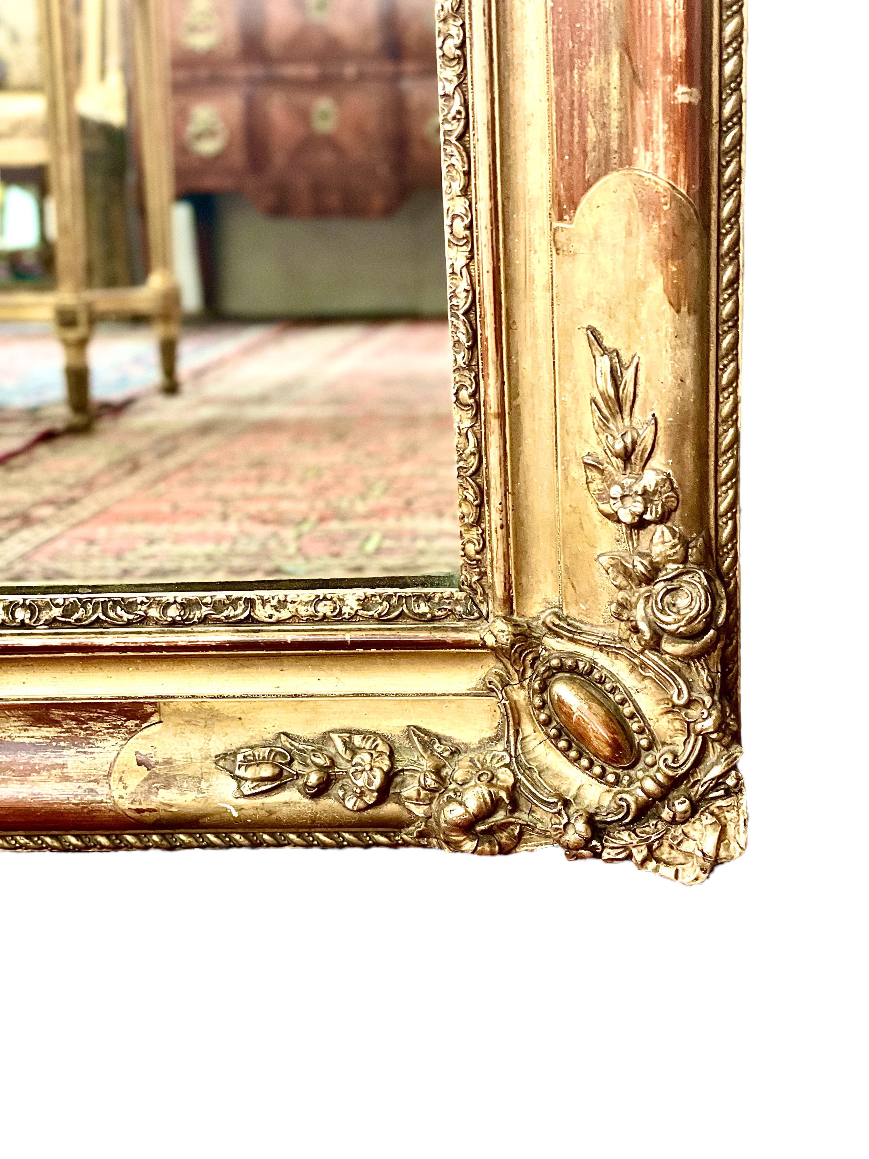 Französischer Napoleon III.-Wandspiegel aus vergoldetem Holz mit Quecksilberglas, 19. Jahrhundert (Vergoldet) im Angebot