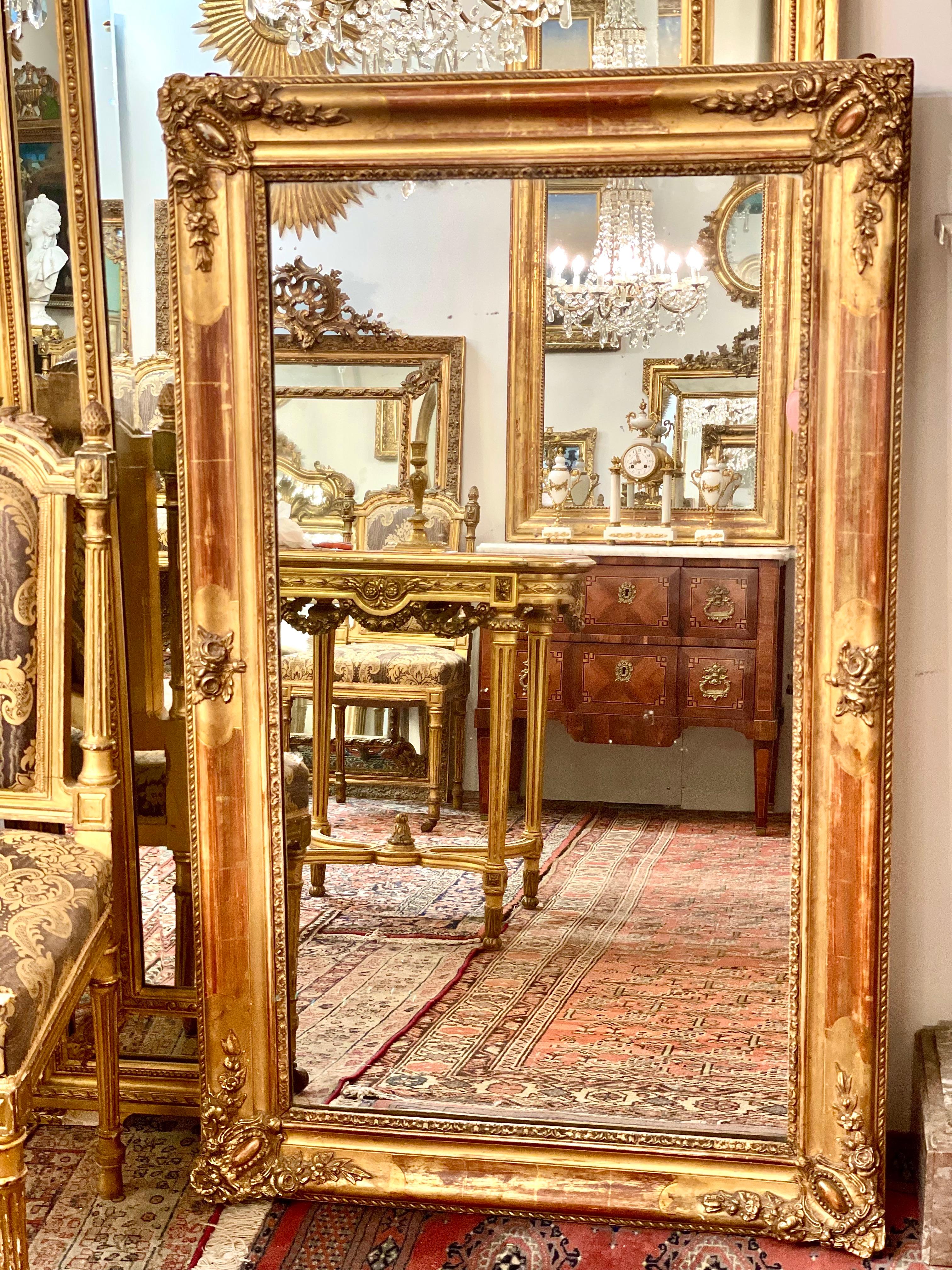 Französischer Napoleon III.-Wandspiegel aus vergoldetem Holz mit Quecksilberglas, 19. Jahrhundert im Angebot 1