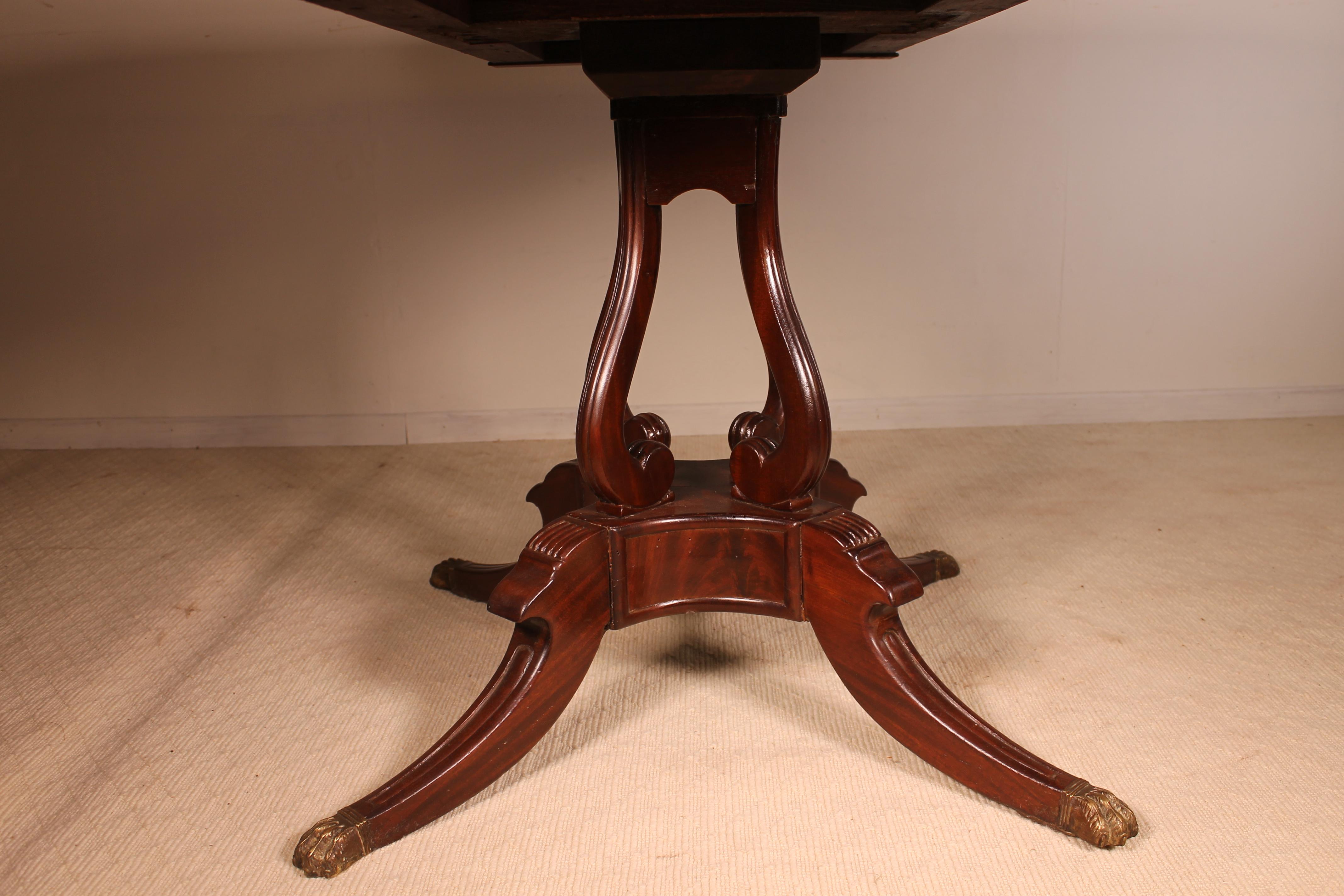 Une très belle table Régence Pembroke en acajou datant de la première partie du 19ème siècle vers 1820.
Cette belle pièce ancienne a un très beau plateau en acajou massif qui repose sur quatre montants cannelés sur une base quadripartite. La base