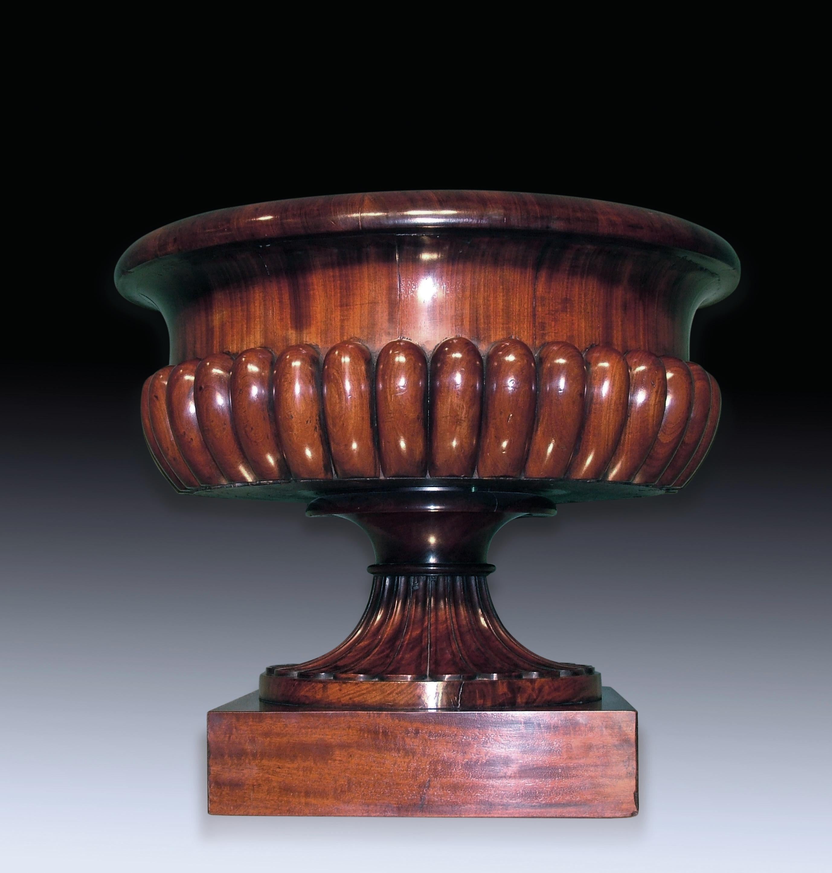 English A fine Regency period mahogany campana shaped Cellarette/Jardiniere For Sale