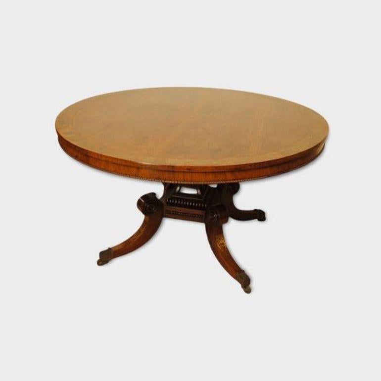 Mesa de centro o de desayuno de palisandro de la época de la Regencia, de color y pátina finos, con incrustaciones de latón en la tapa y la base.
Alrededor de 1820