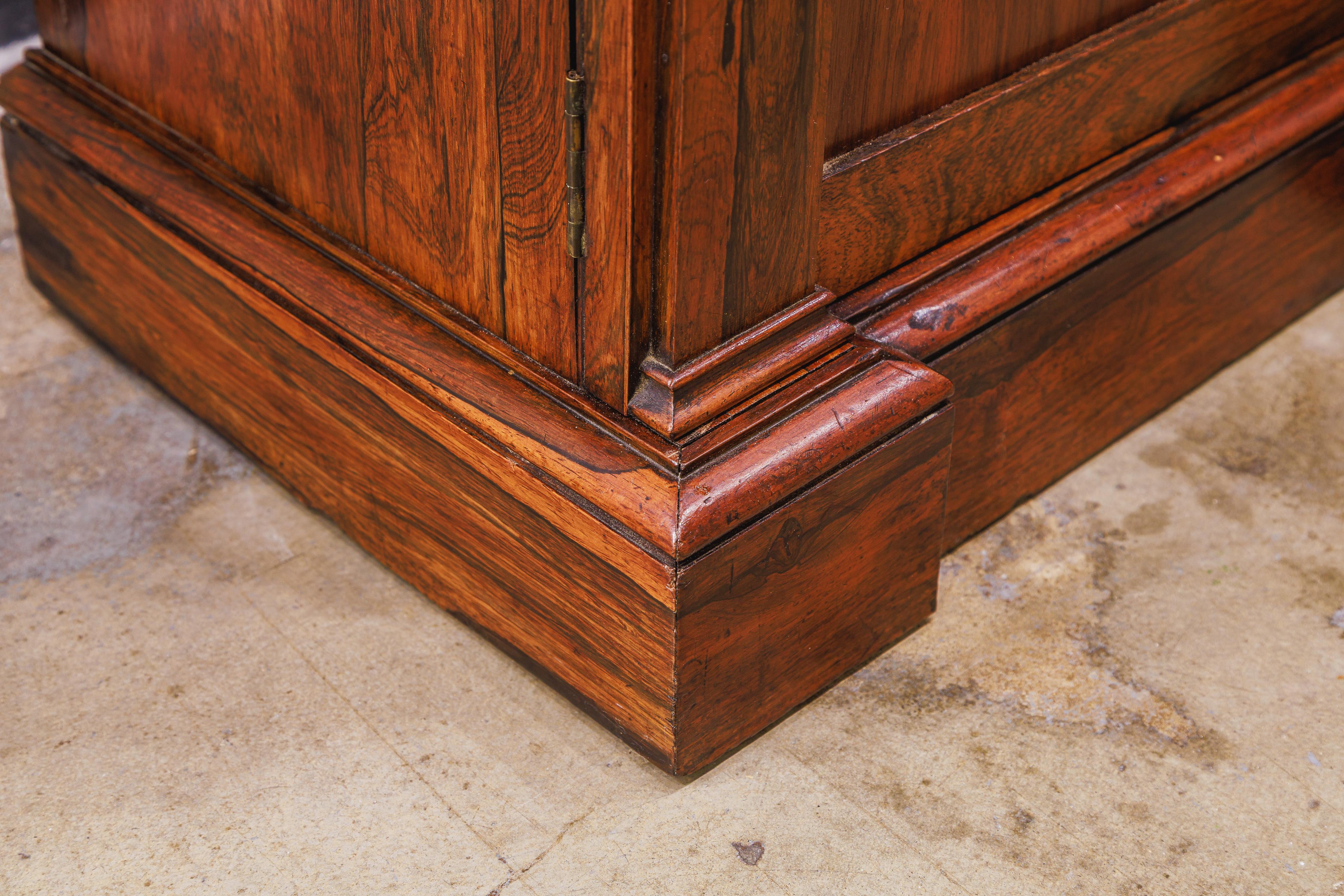 A fine  Regency rosewood and parcel gilt cabinet In Good Condition For Sale In Dallas, TX