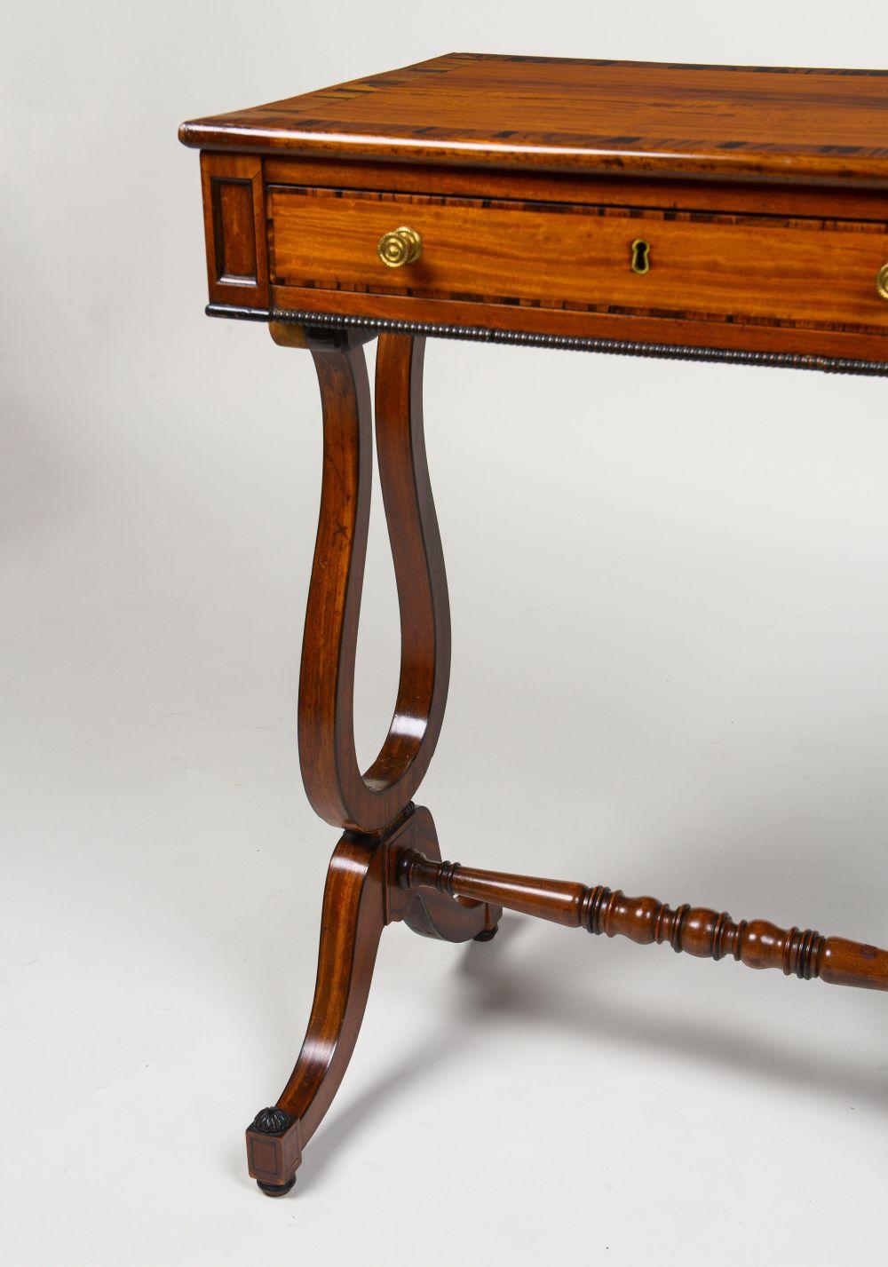 Table de travail de style Régence en bois de satin et bois de alamander Bon état - En vente à New York, NY