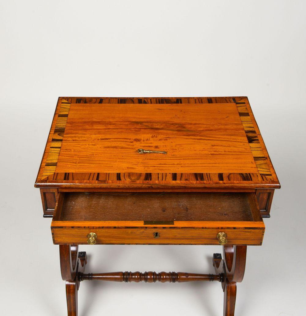 Ein feiner Arbeitstisch aus Satinholz und Kalamander im Regency-Stil (Frühes 19. Jahrhundert) im Angebot