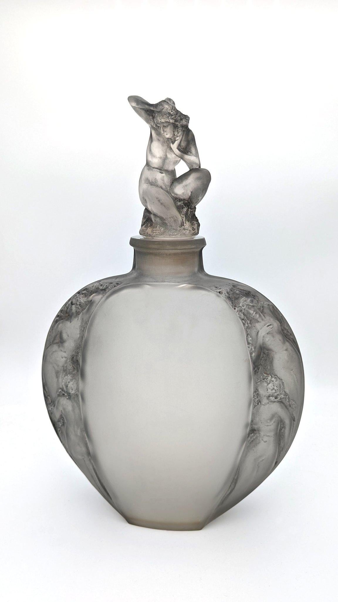 Un importante vaso in vetro, disegnato da René Lalique nel 1920 e realizzato nel suo laboratorio di Wingen, sul fiume Moder, negli anni '20. Nel catalogo il pezzo è elencato come un vaso poco profondo con tappo, 