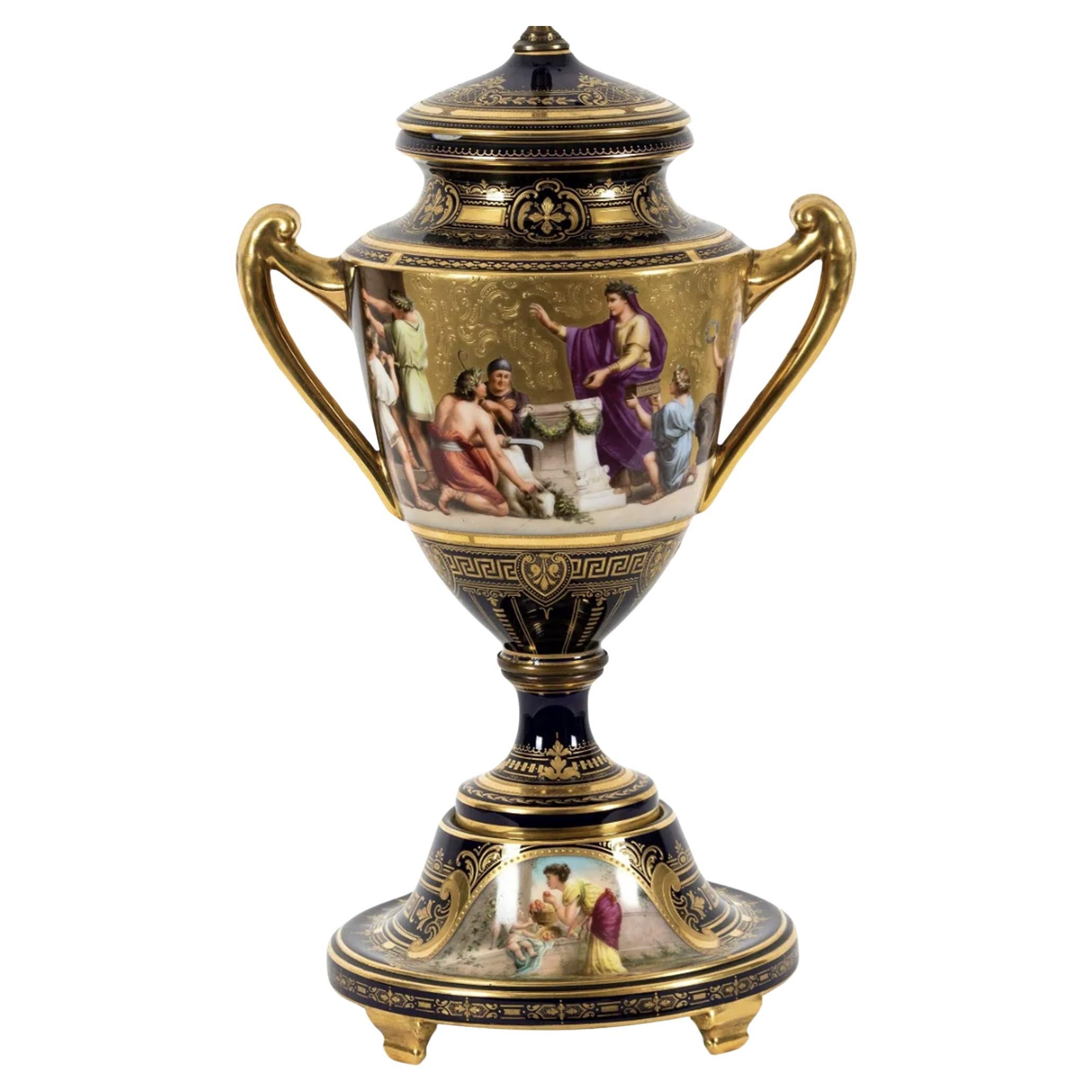 Eine feine Royal Vienna Porcelain Urne, Deckel und Stand 