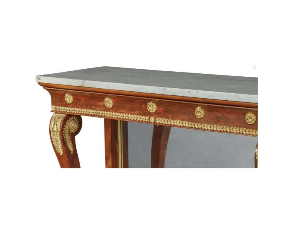 XIXe siècle Table console russe de style Empire en acajou avec ornements en bronze doré, vers 1815 en vente
