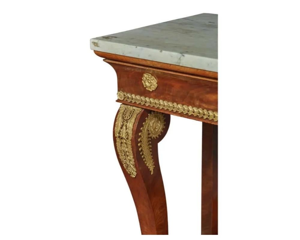Bronze doré Table console russe de style Empire en acajou avec ornements en bronze doré, vers 1815 en vente