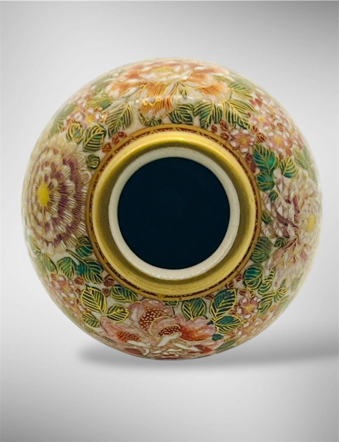 A Fine Satsuma Millefleurs Vase Taishō Period signed Nakazawa In Good Condition In London, GB