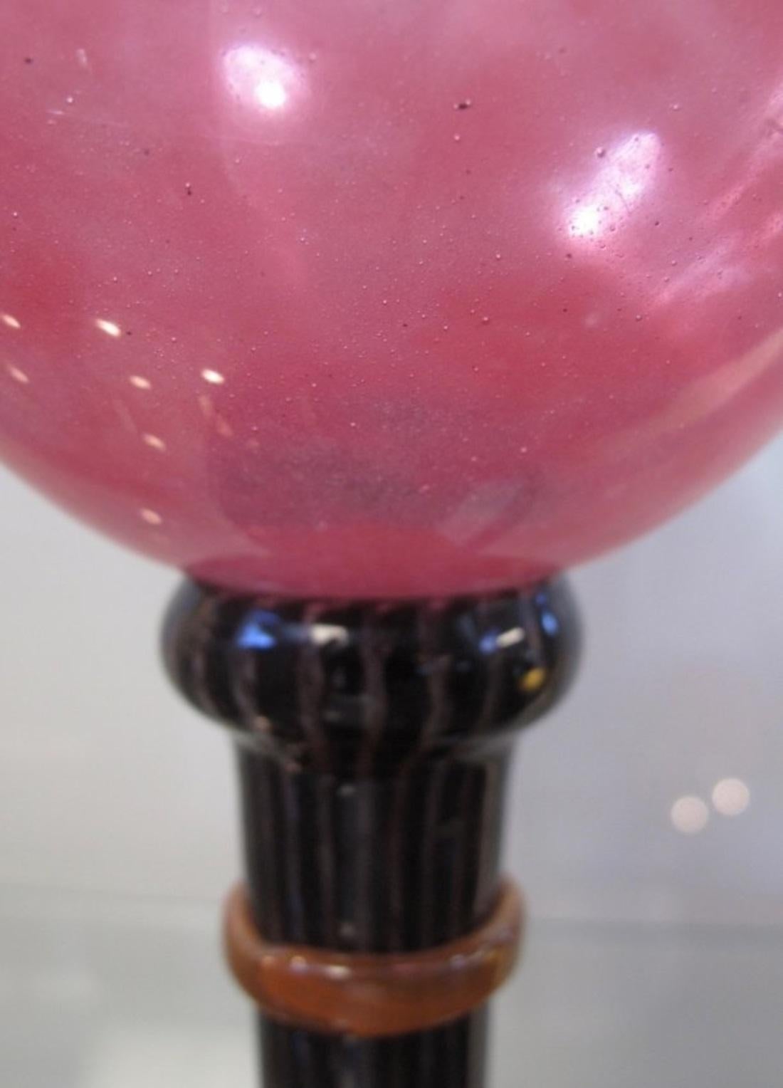 Francese Vaso con piede in vetro finemente applicato Schneider Glass in vendita