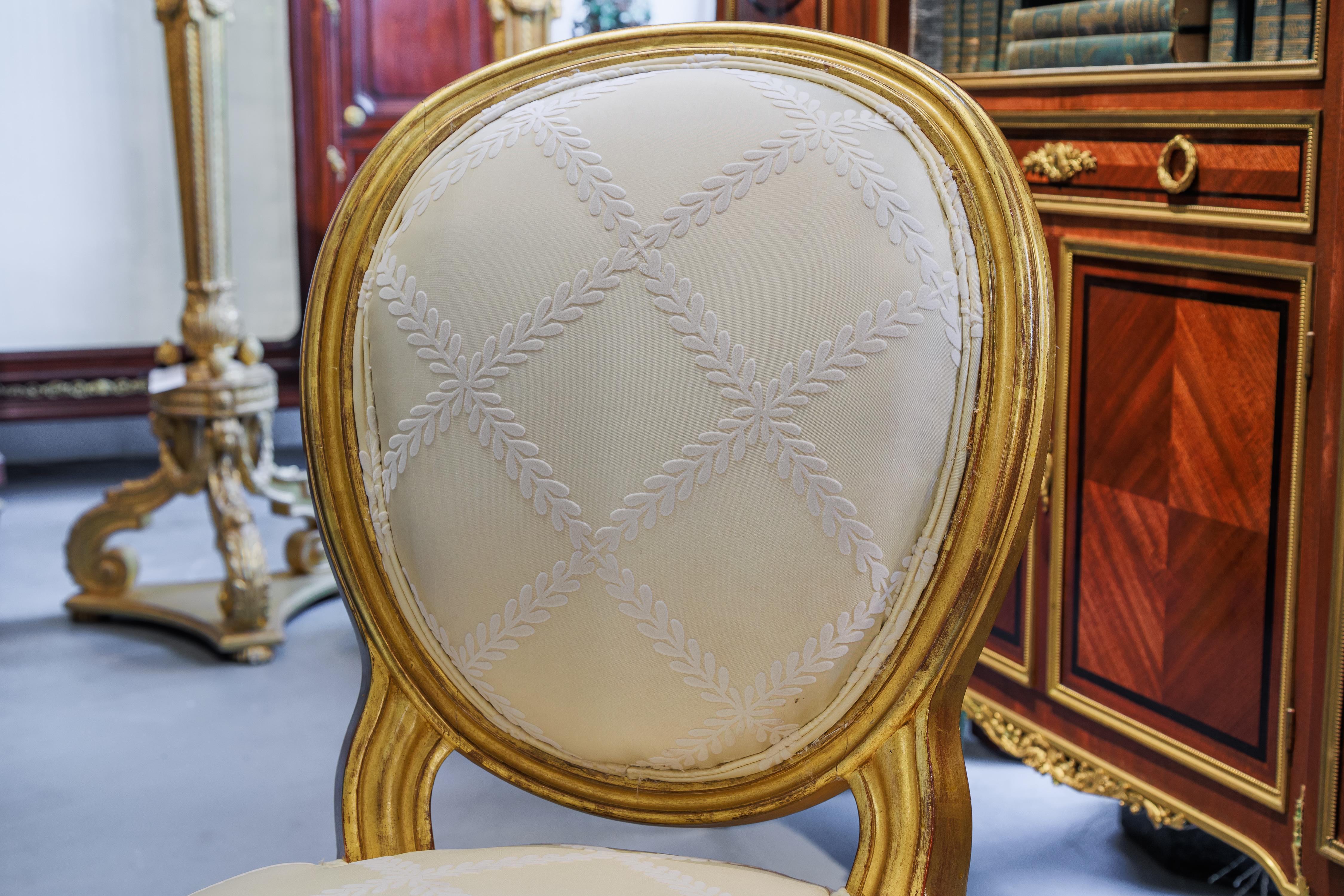 Un bel ensemble de 10 chaises d'appoint Louis XV françaises du XIXe siècle, sculptées et dorées à la main, à dossier ovale, d'après un dessin de George Jacob. Dorure d'origine. Récupéré 