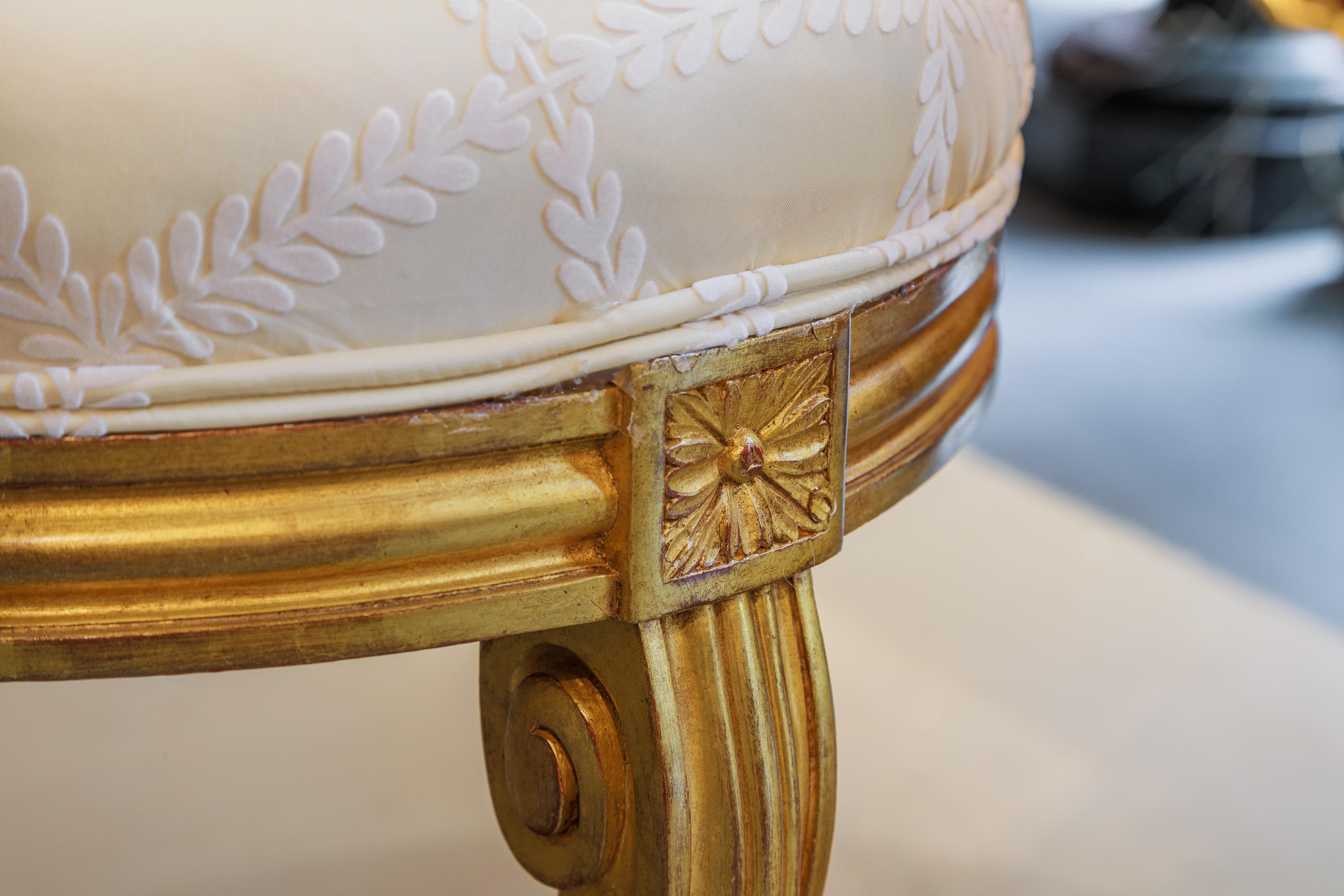 Français Un bel ensemble de 10 chaises d'appoint Louis XV d'origine, dorées, du 19e siècle, à dossier ovale en vente