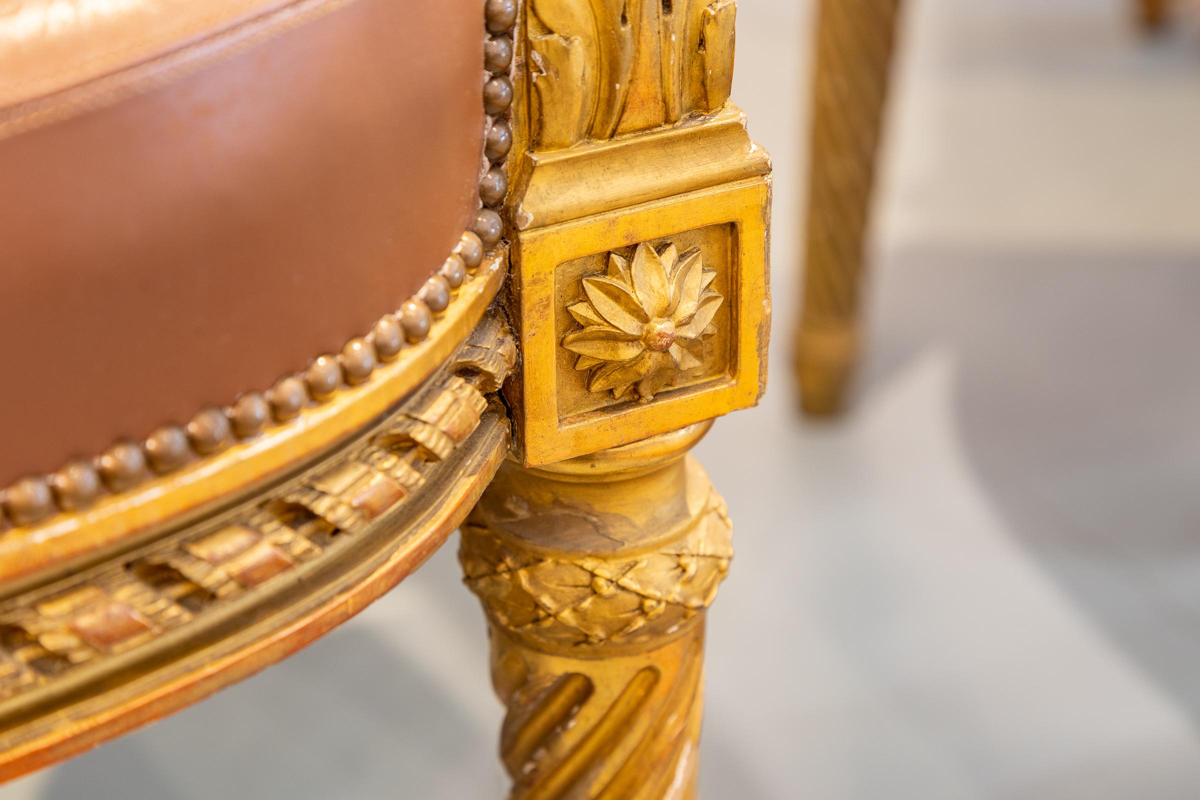 Ensemble raffiné de fauteuils Louis XVI sculptés et dorés du 19ème siècle en vente 1