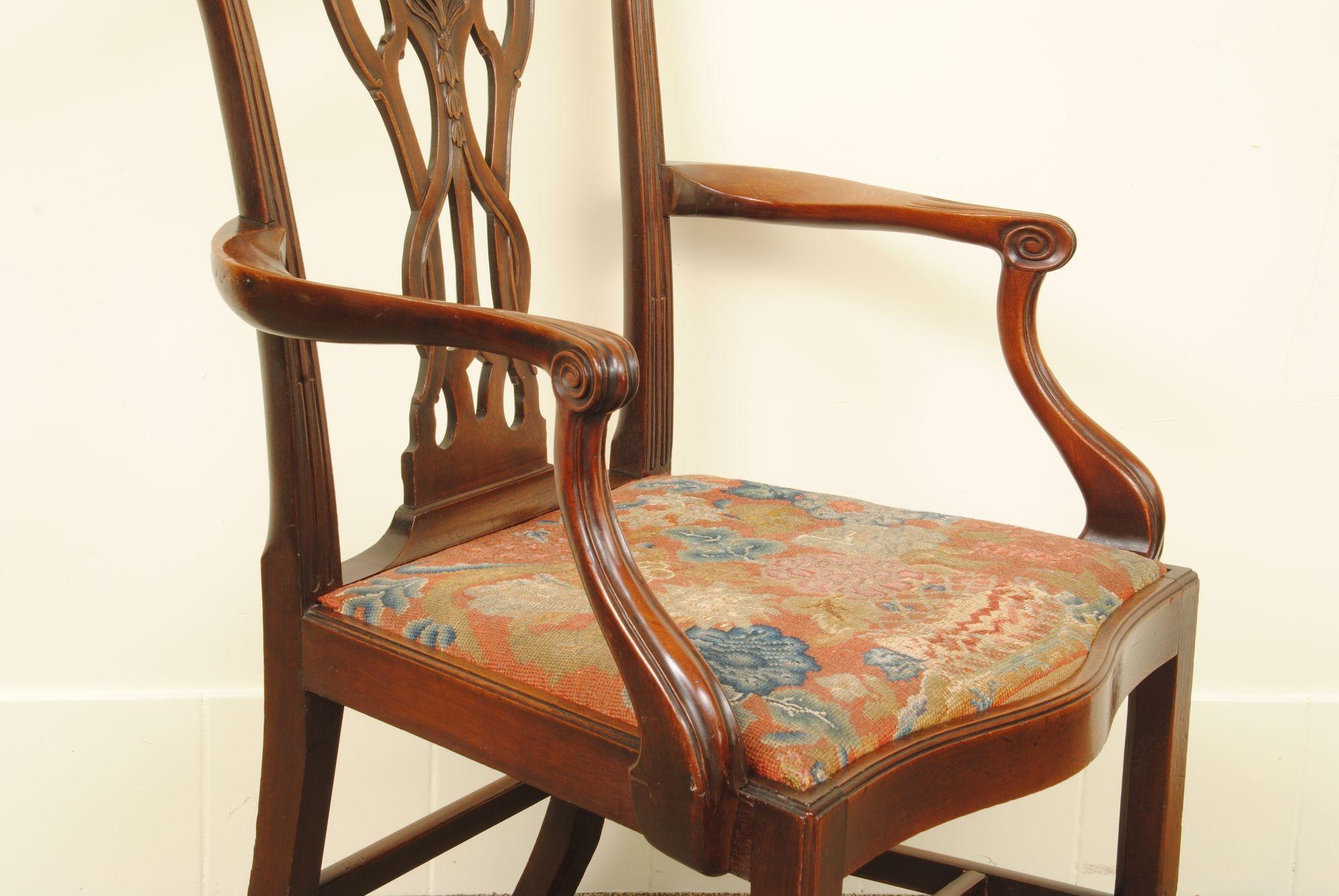 Fine Set of 8 Chippendale Period Chairs In Good Condition For Sale In Lincolnshire, GB