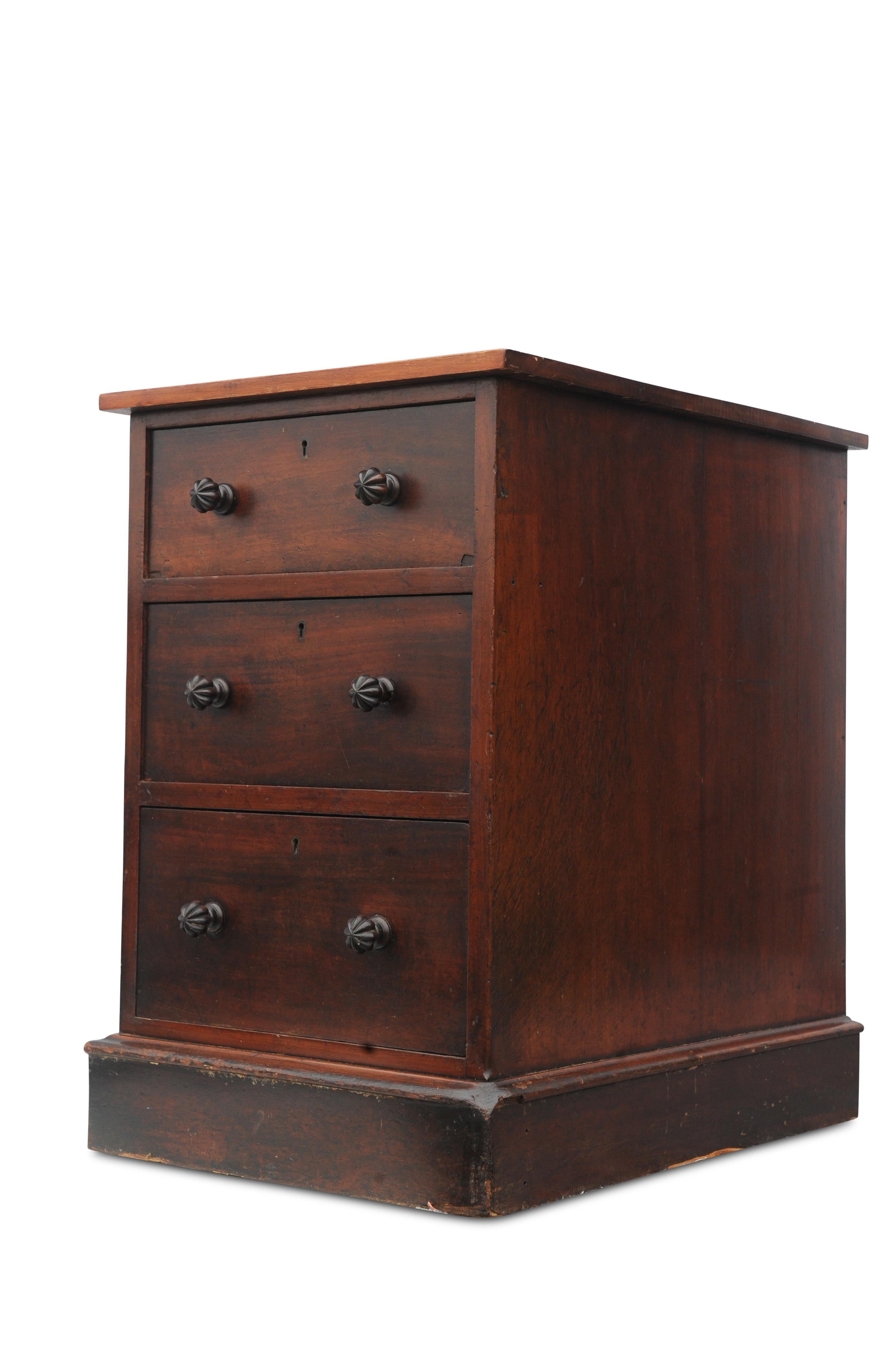 English A Fine Set of George III Three Drawer Nightstands W Priest Blackfriars 1790-1850 For Sale