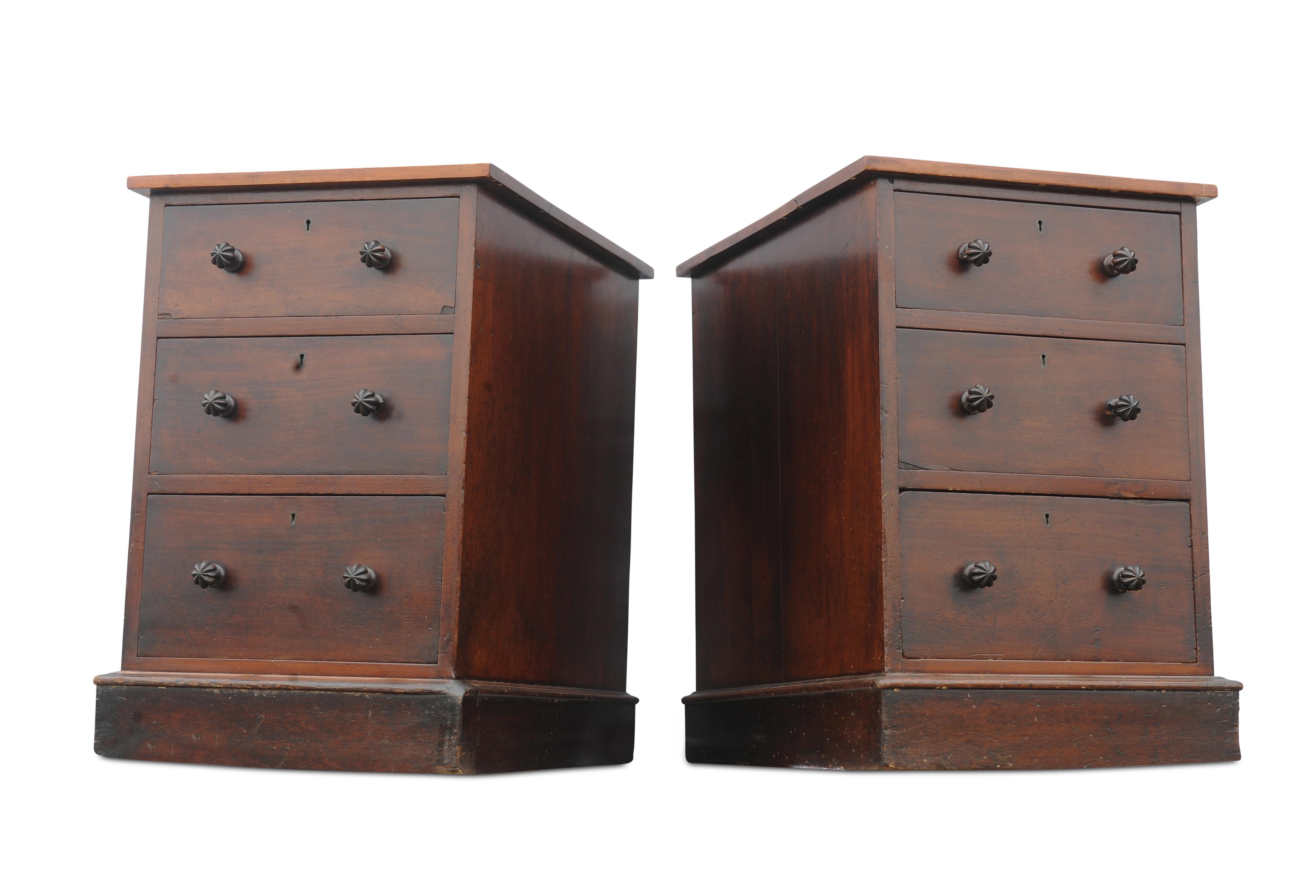 A Fine Set of George III Three Drawer Nightstands W Priest Blackfriars 1790-1850 In Good Condition For Sale In High Wycombe, GB