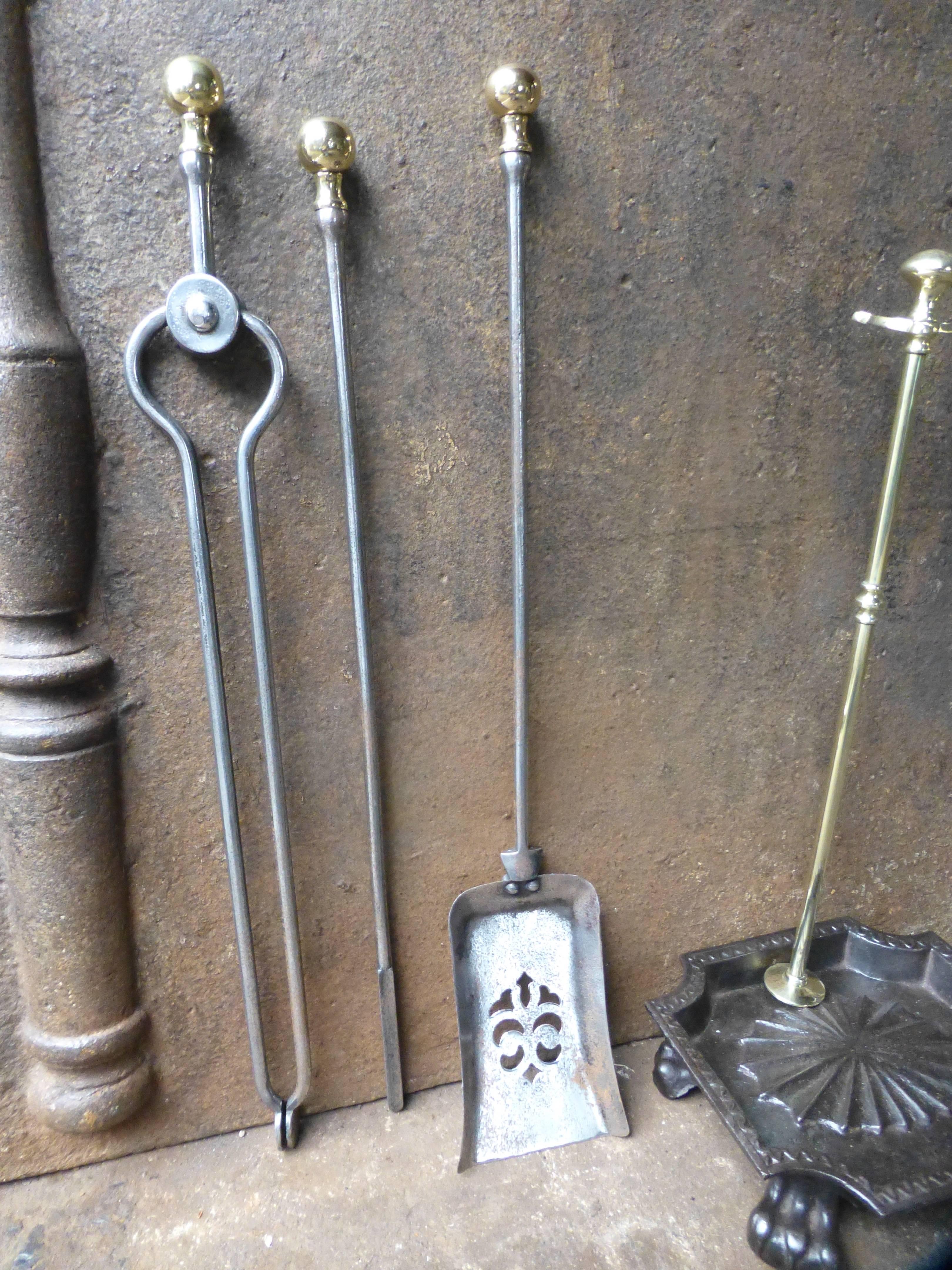 Vittoriano Raffinato set di strumenti per caminetto in acciaio lucido, set vittoriano di complemento in vendita
