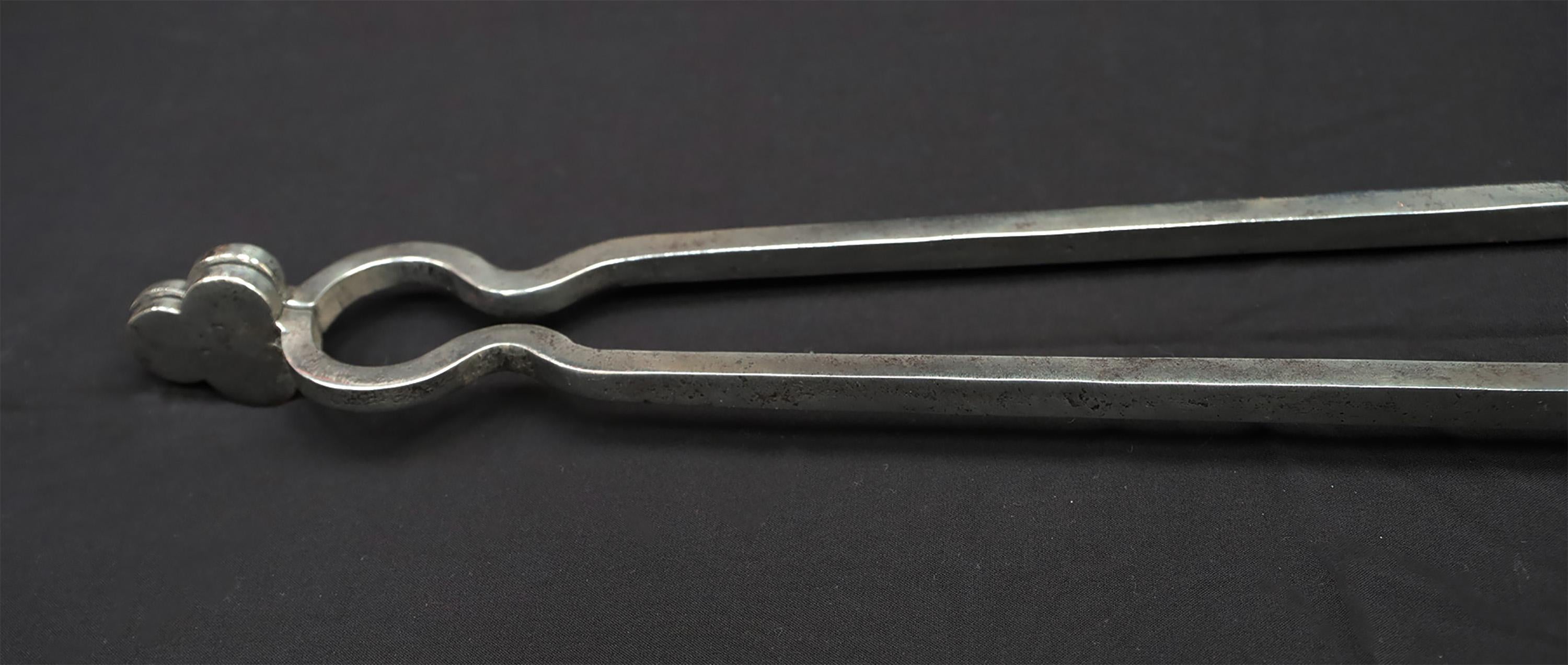 A fine Set of Polished Wrought-Iron Fire Tools with Clover Leaf In Good Condition For Sale In London, GB