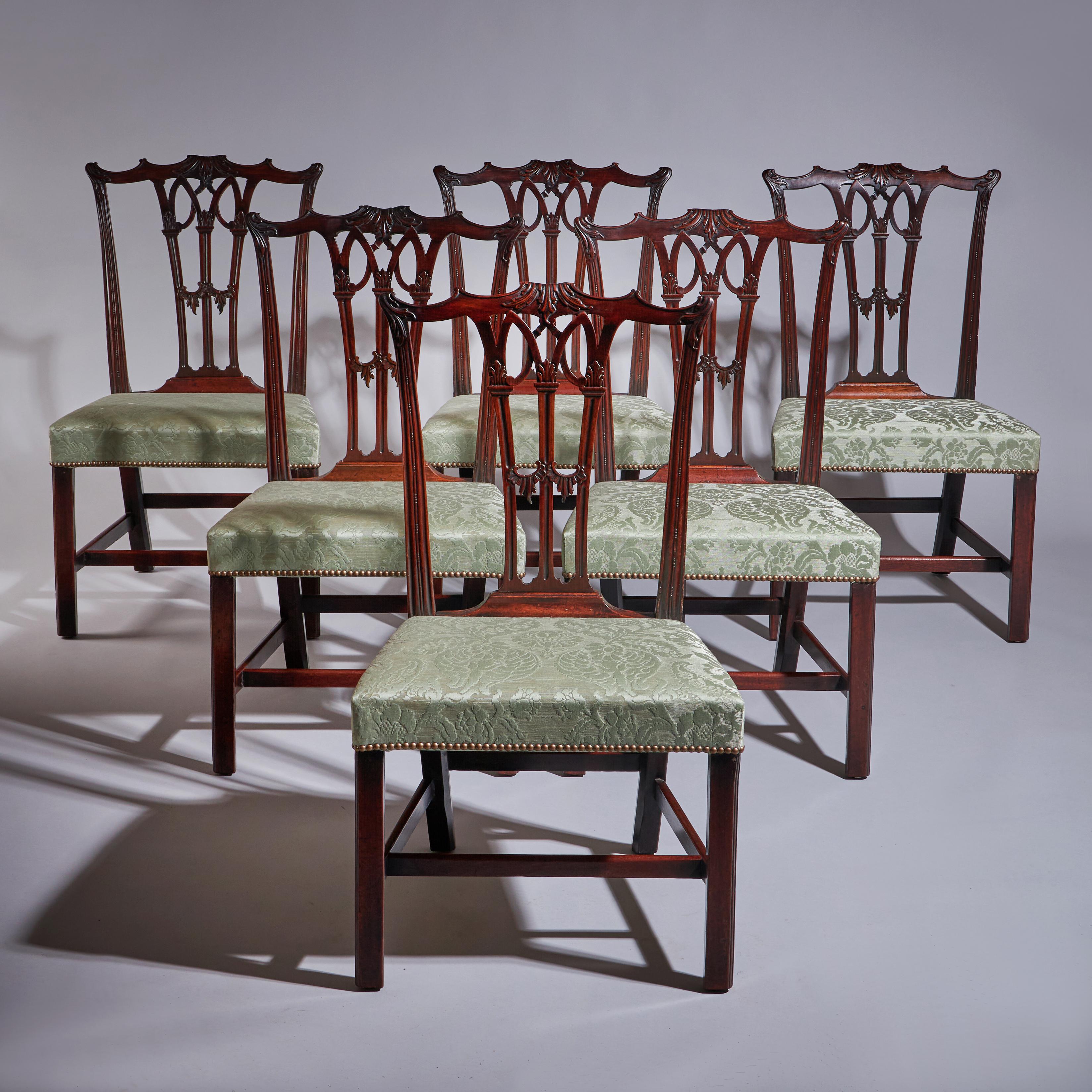 Un raffinato e raro set di sei sedie da pranzo Chippendale in stile gotico del XVIII secolo, circa 1760. Inghilterra.

Realizzate in mogano splendidamente patinato, queste sedie sono una testimonianza della duratura eleganza del design