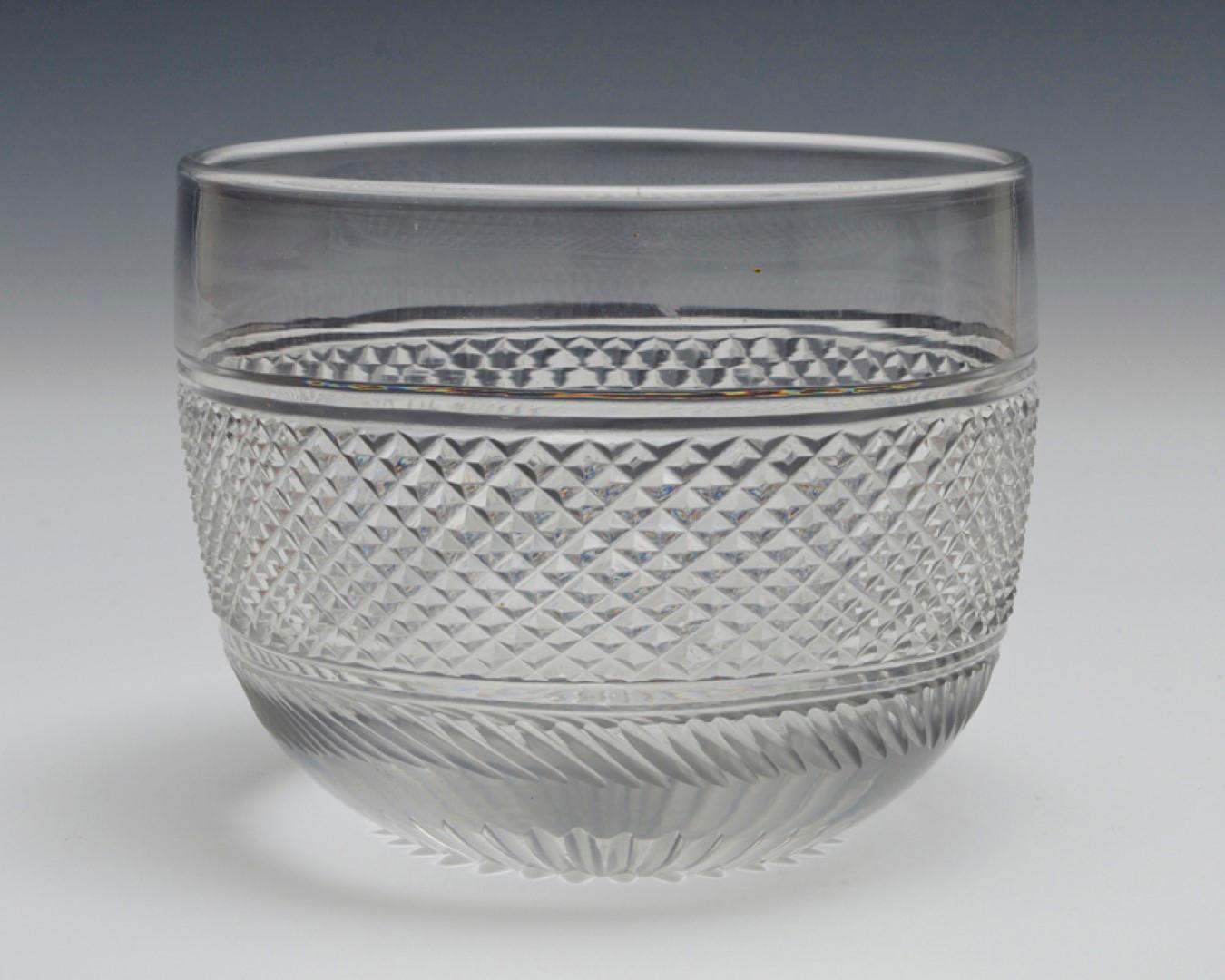 Début du XIXe siècle Bel ensemble de seize bols à doigt Regency en verre taillé en diamants en vente