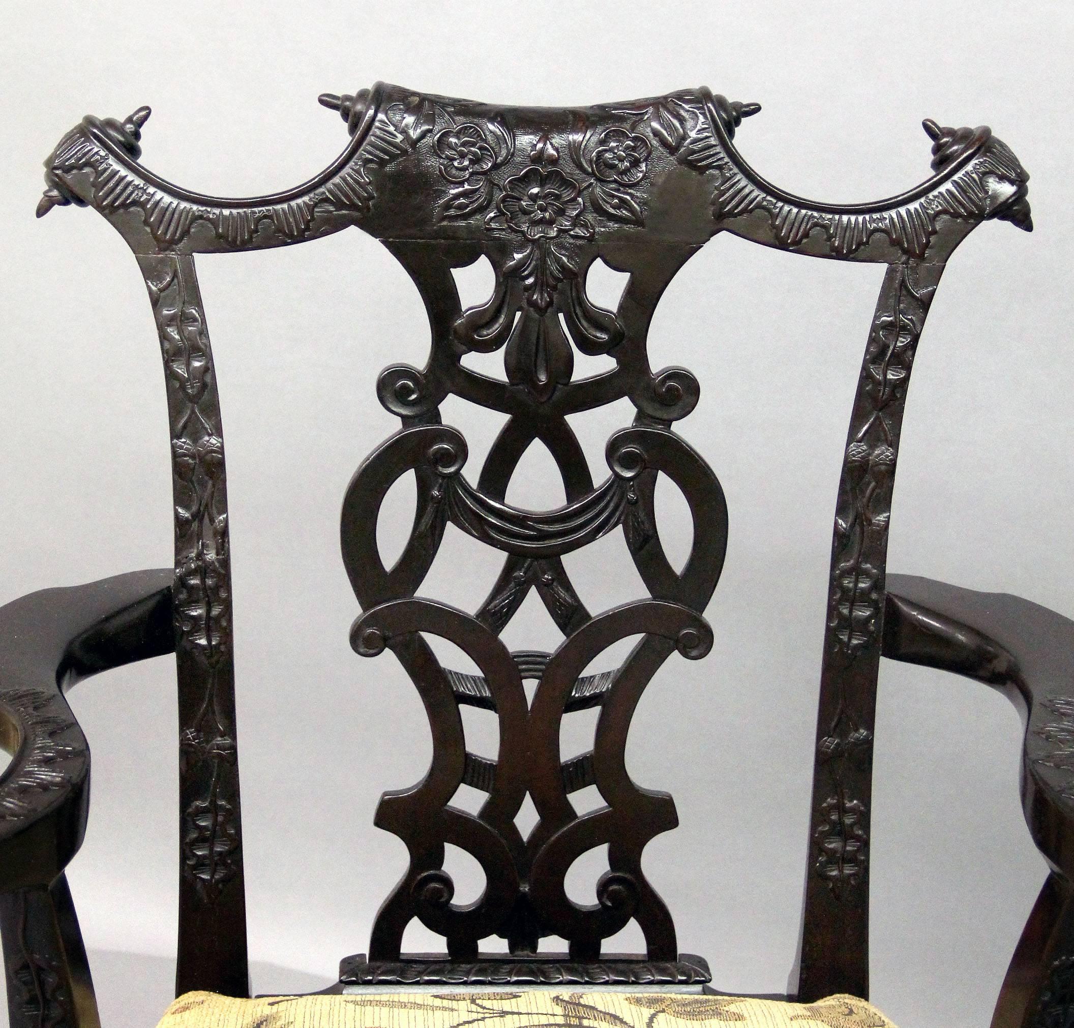 Feiner Satz von zehn Esszimmerstühlen im Chippendale-Stil aus dem späten 19. Jahrhundert (Handgeschnitzt) im Angebot