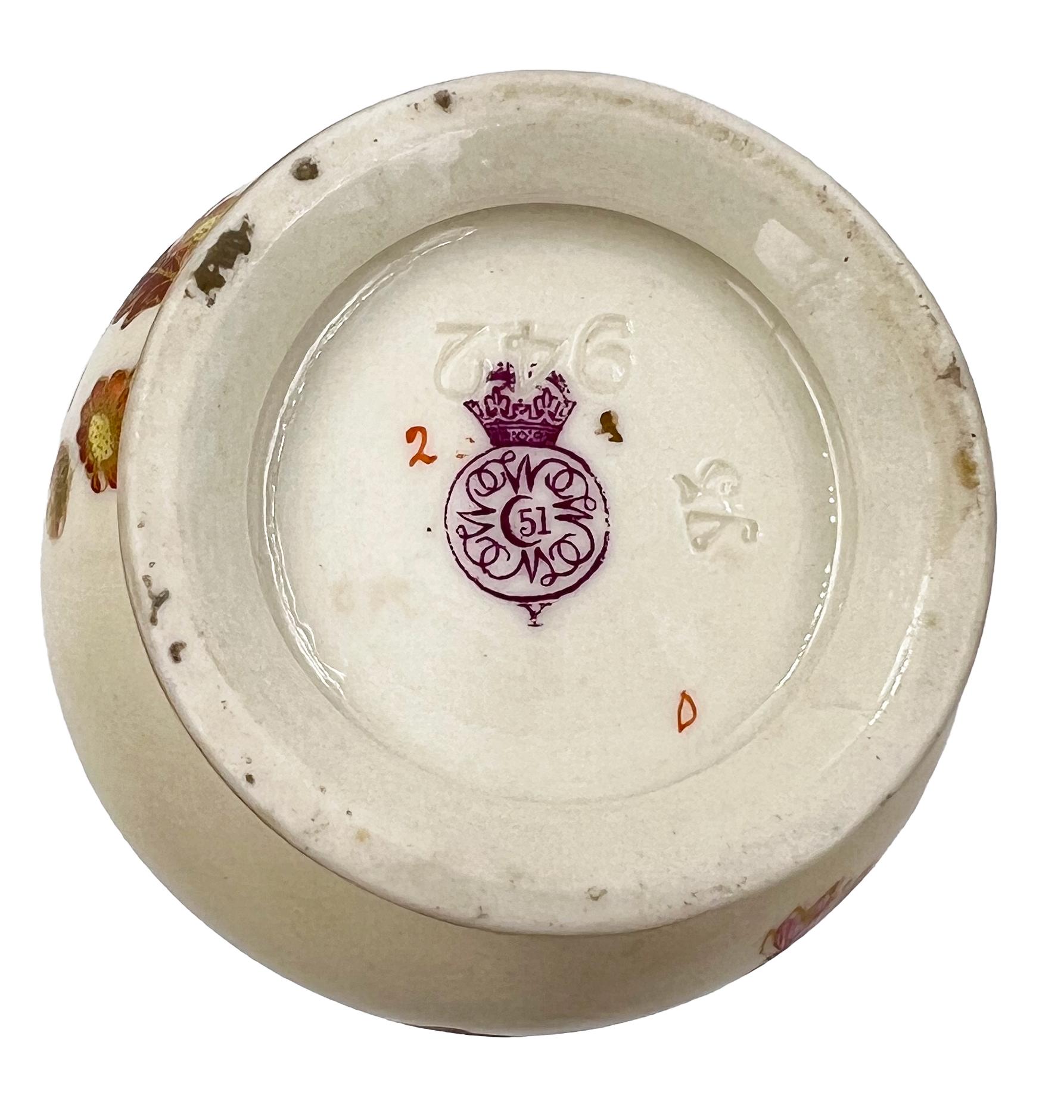 Ensemble raffiné de trois vases en porcelaine Royal Worcester en vente 4
