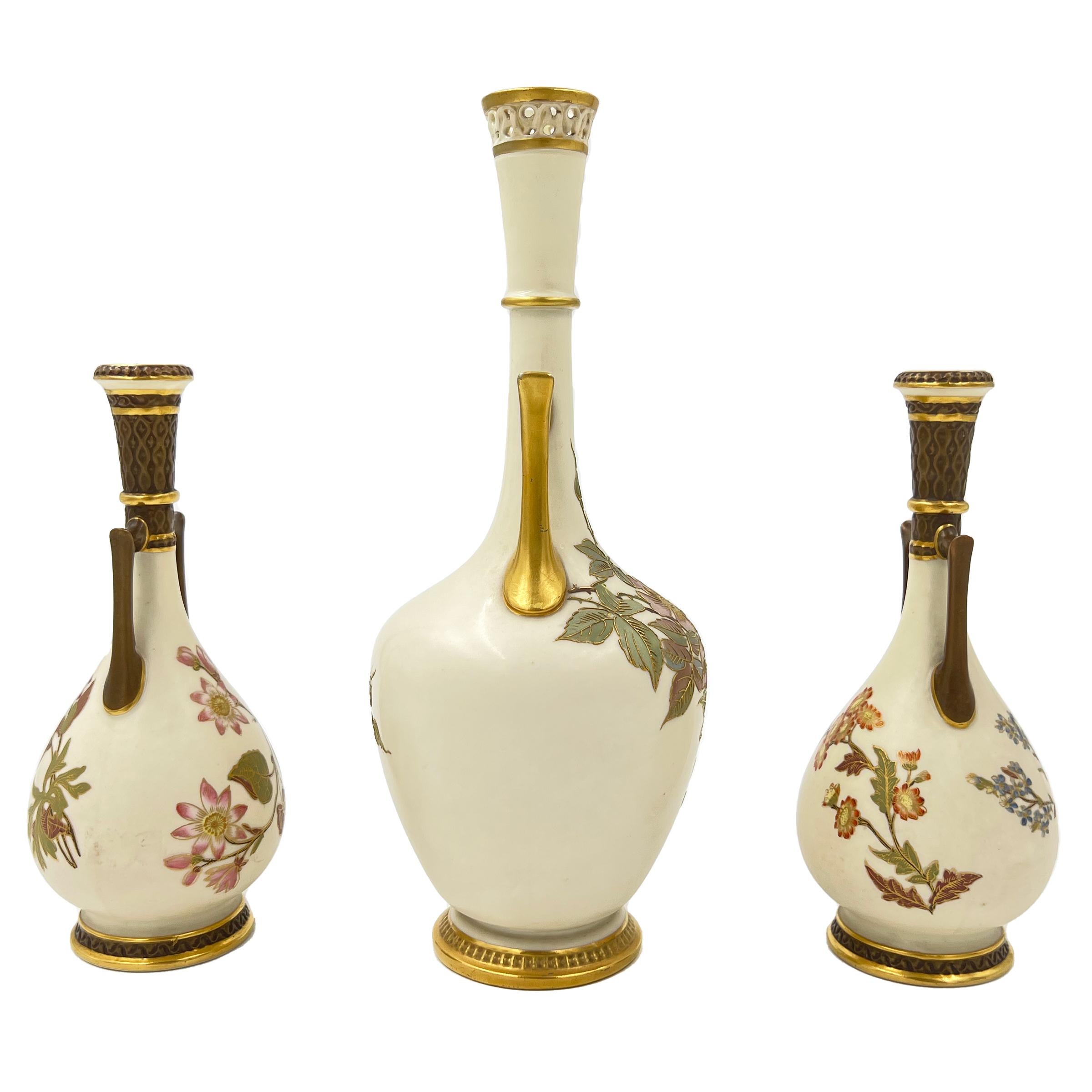 Fine Set of Three Porcelain Royal Worcester Vases In Good Condition For Sale In London, GB