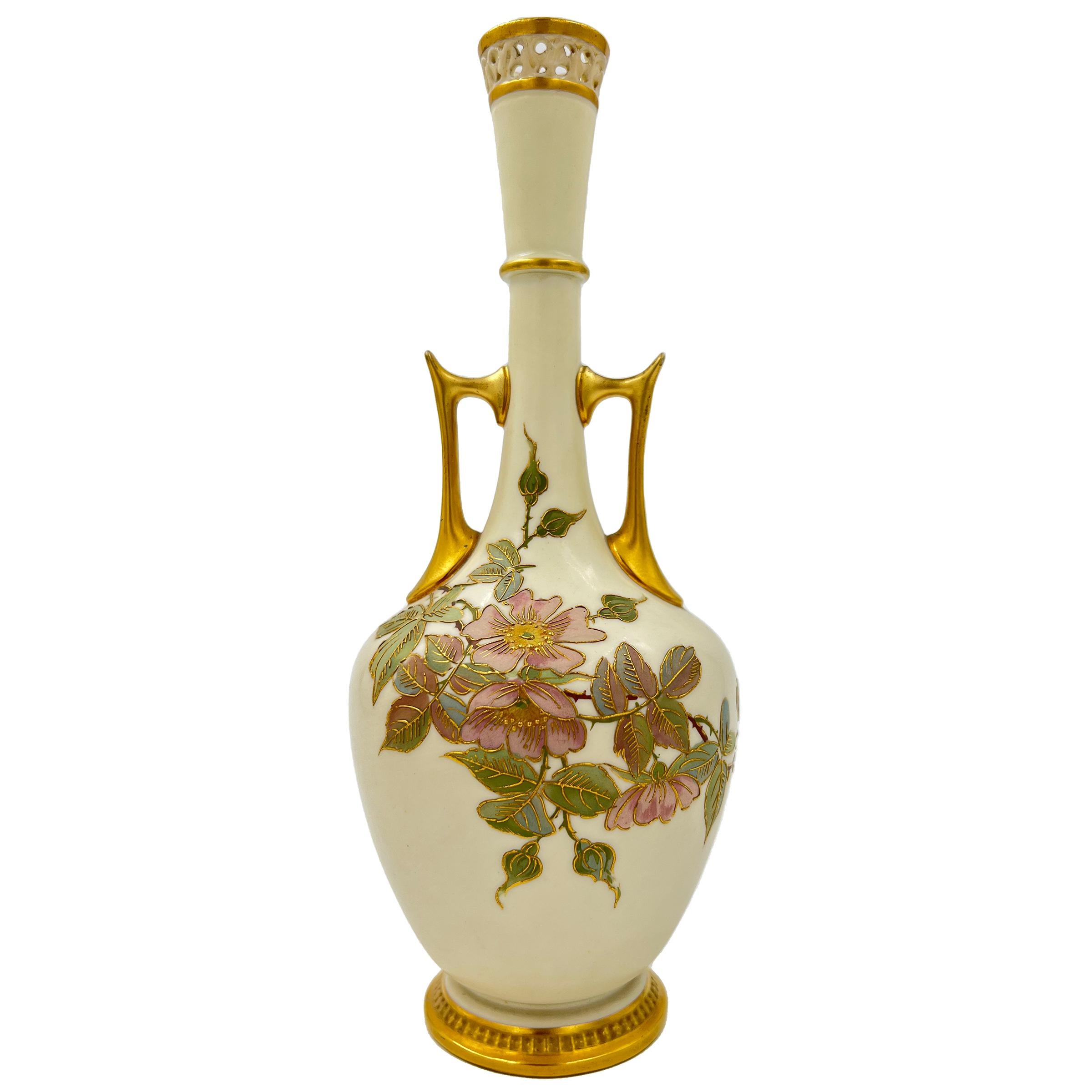 Ensemble raffiné de trois vases en porcelaine Royal Worcester en vente 1