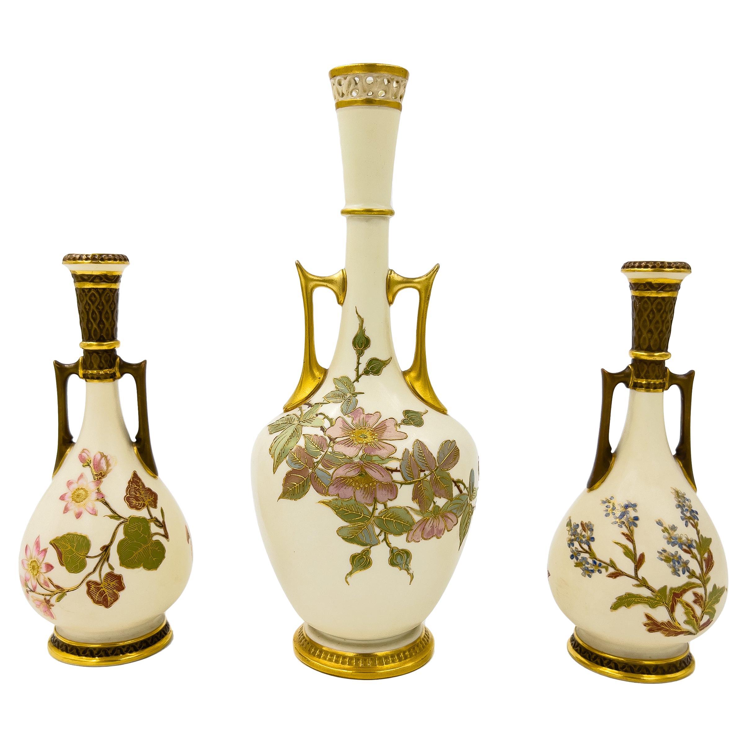 Ensemble raffiné de trois vases en porcelaine Royal Worcester en vente