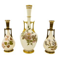 Ensemble raffiné de trois vases en porcelaine Royal Worcester