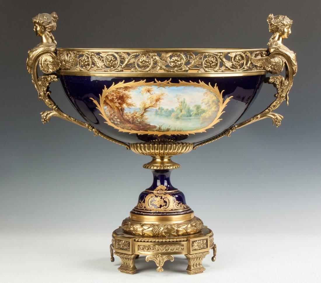 Fino centro de mesa de porcelana de Sèvres montado en ormolina azul cobalto Francés en venta