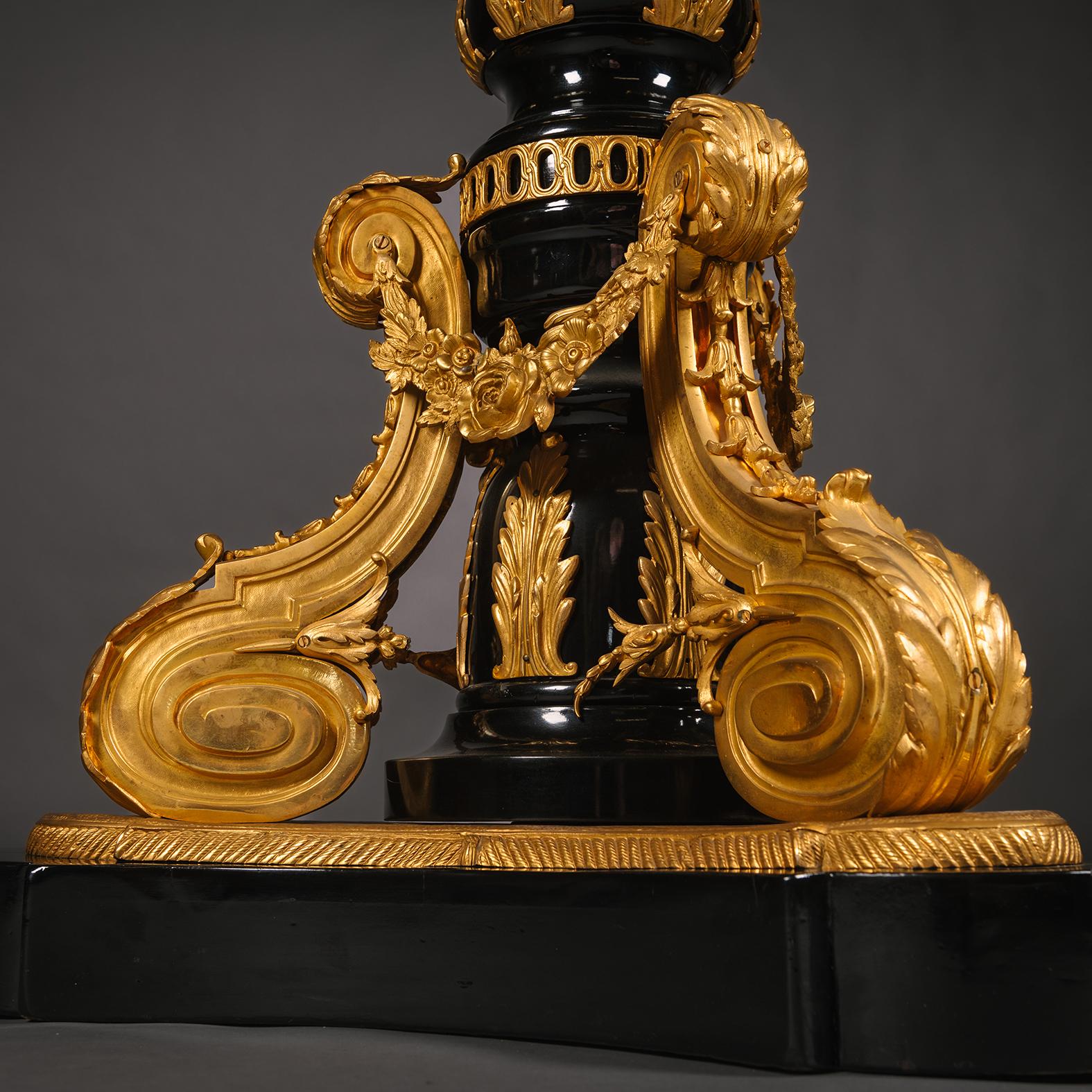 Table de centre ébonisée montée en porcelaine et bronze doré, de style Sèvres Bon état - En vente à Brighton, West Sussex