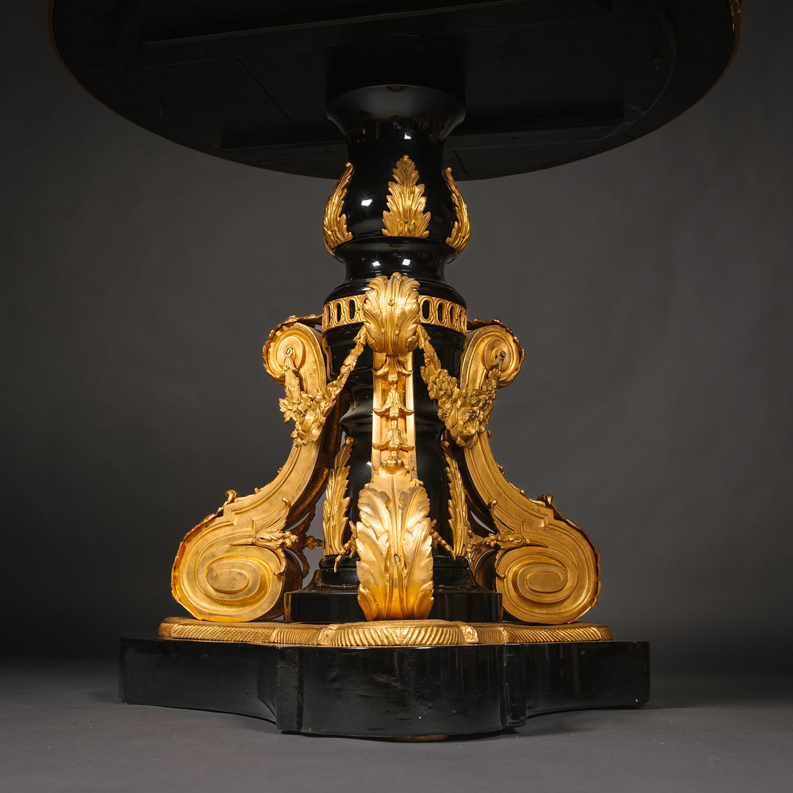 Ein feiner Tisch im Stil von Sèvres aus Porzellan und vergoldeter Bronze mit Ebonisierung (Louis XVI.) im Angebot