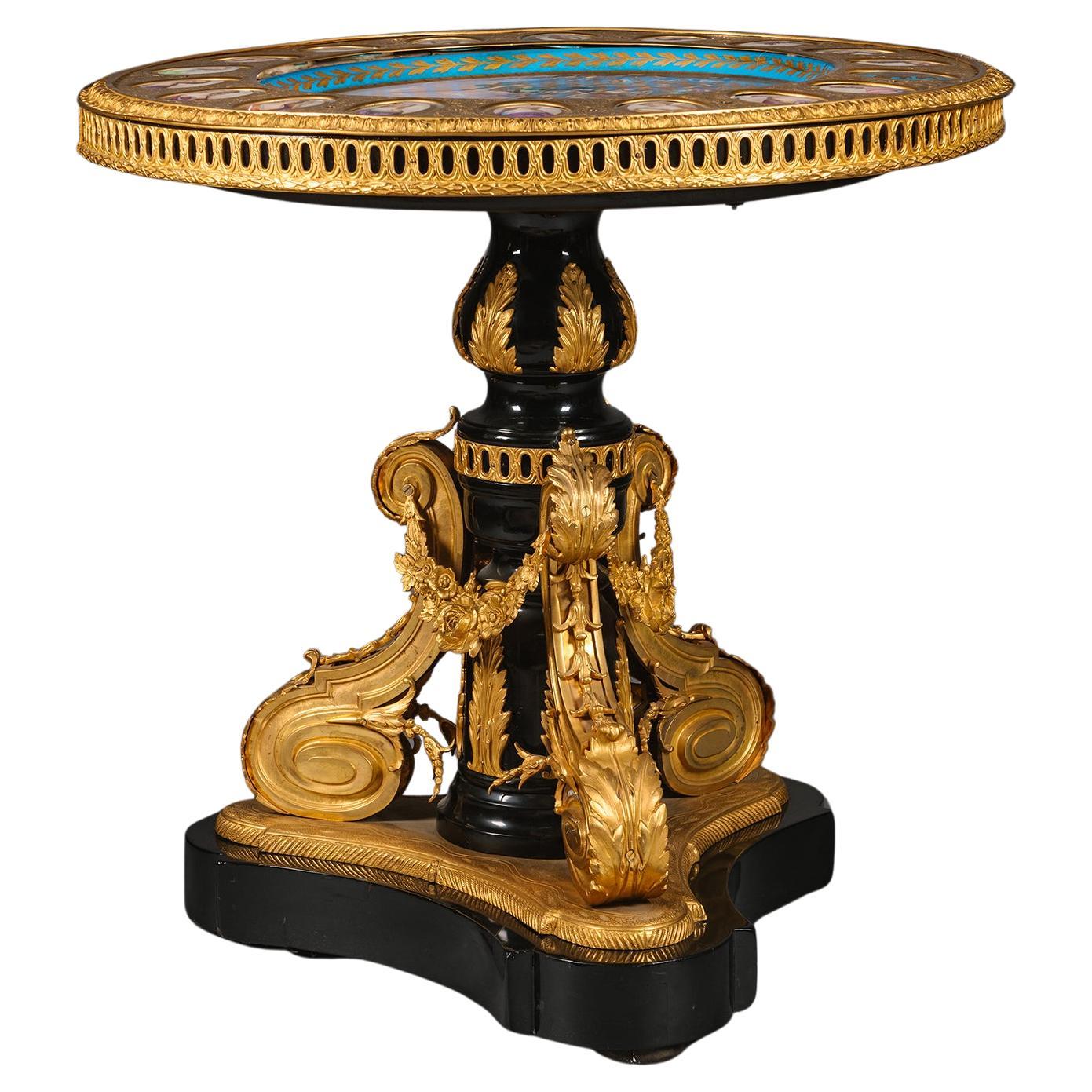Table de centre ébonisée montée en porcelaine et bronze doré, de style Sèvres en vente