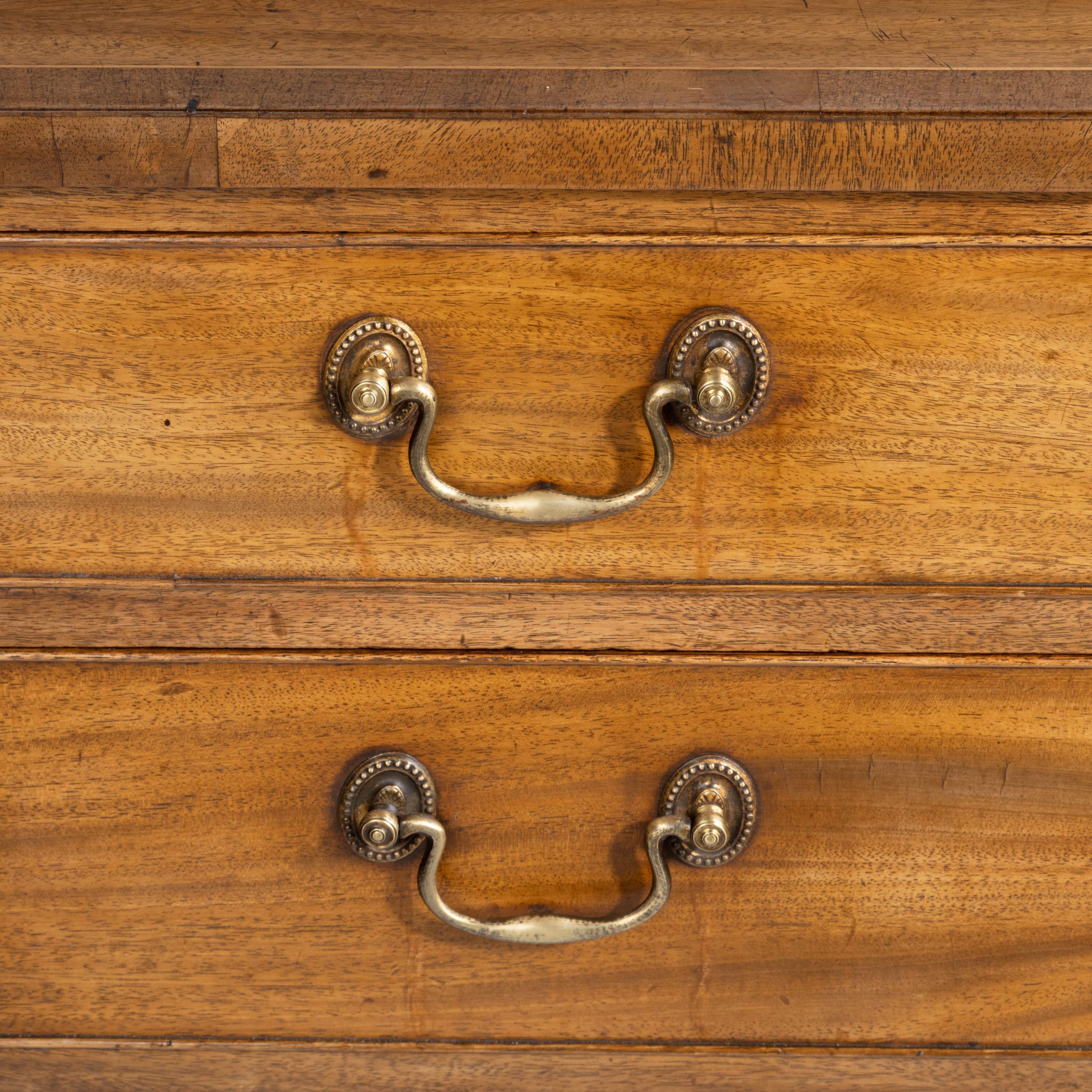 Fine Sheraton Period Chest of Drawers of Small Proportions In Good Condition In Peterborough, Northamptonshire