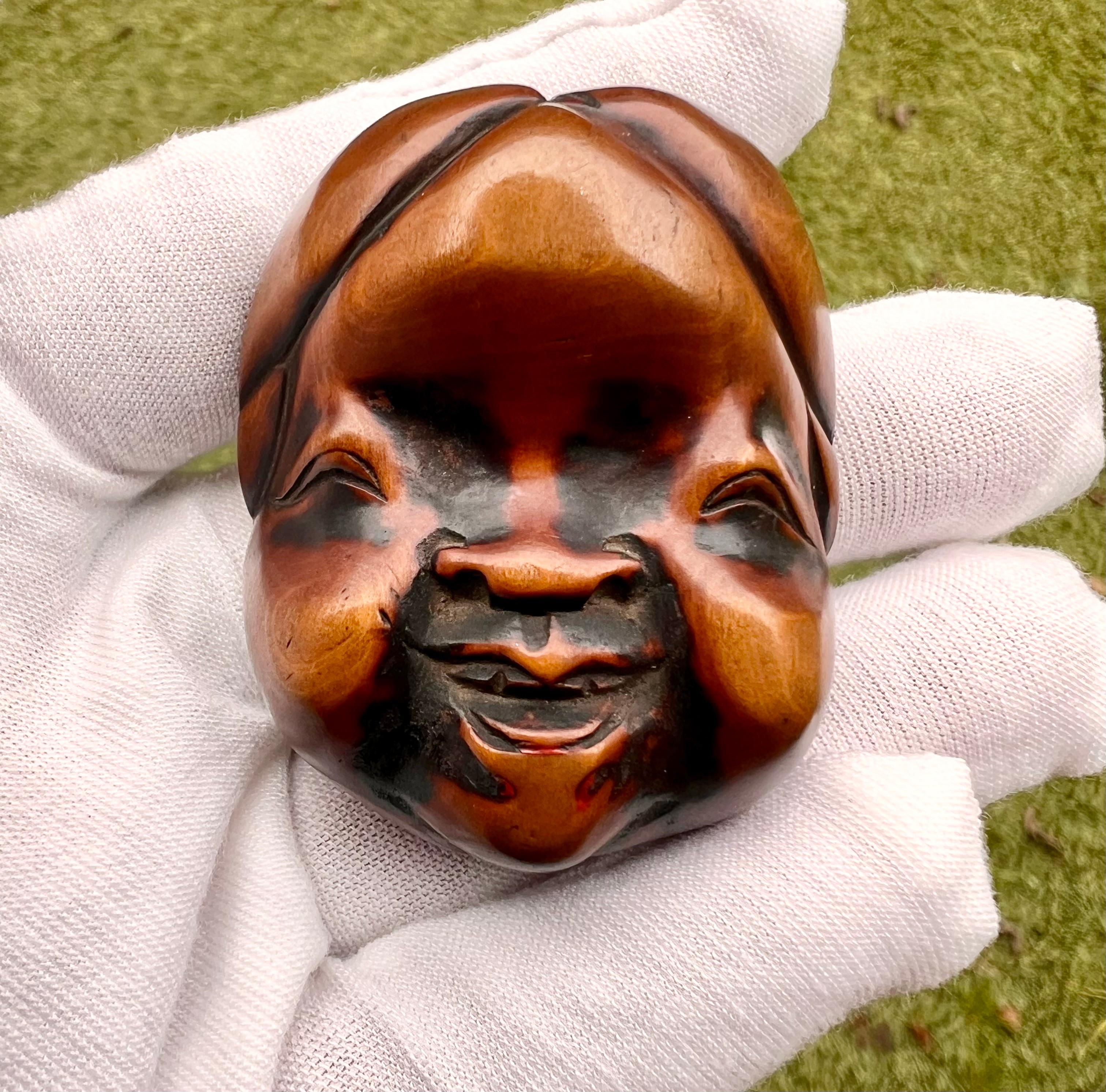 Japonais Masque Shunga Netsuke d'Okame avec sculpture érotique cachée. Fin de l'ère Edo en vente