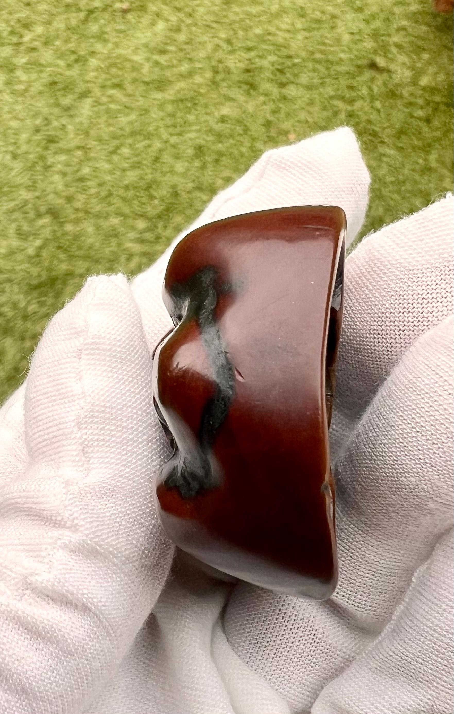 Sculpté à la main Masque Shunga Netsuke d'Okame avec sculpture érotique cachée. Fin de l'ère Edo en vente
