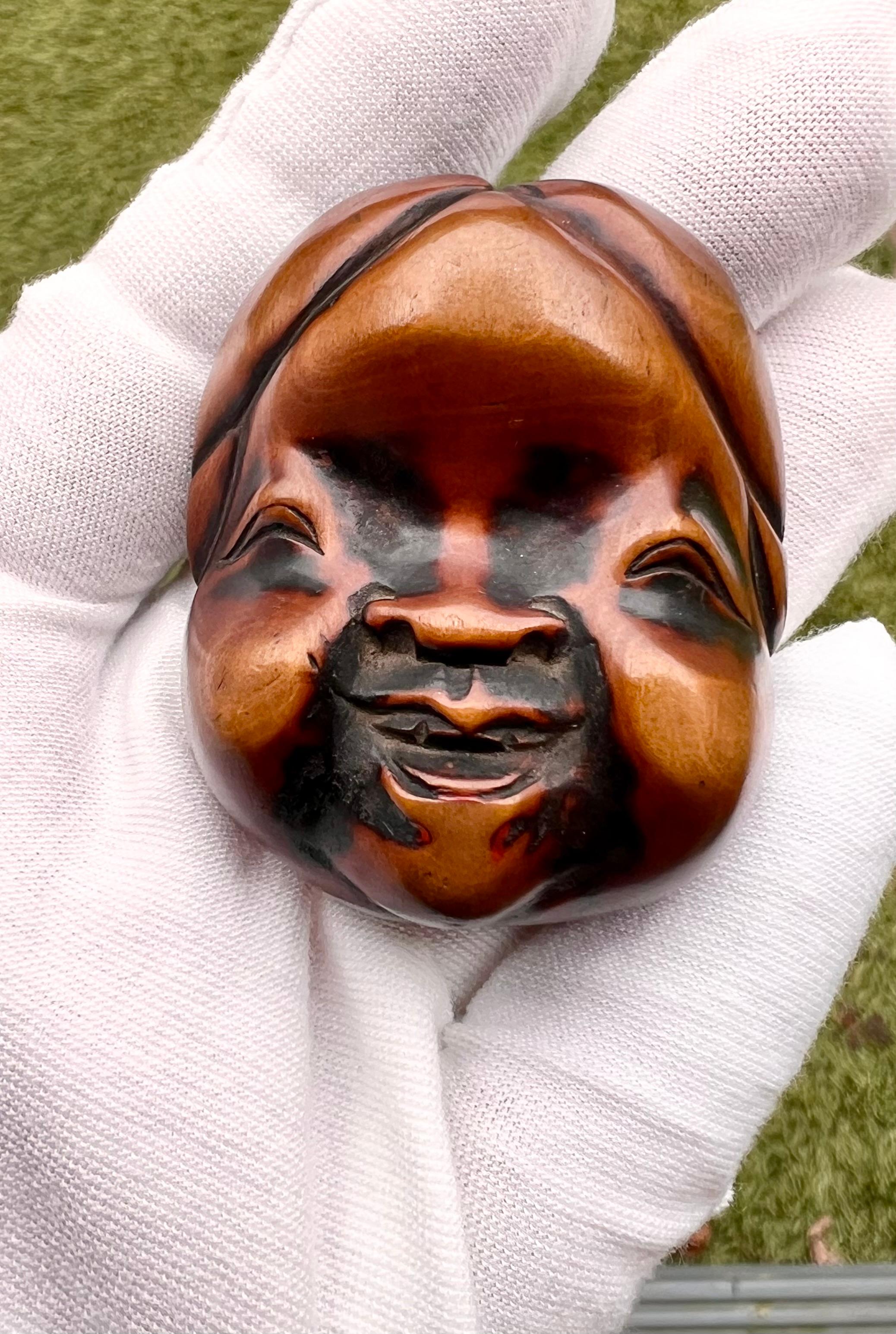 Masque Shunga Netsuke d'Okame avec sculpture érotique cachée. Fin de l'ère Edo Bon état - En vente à London, GB