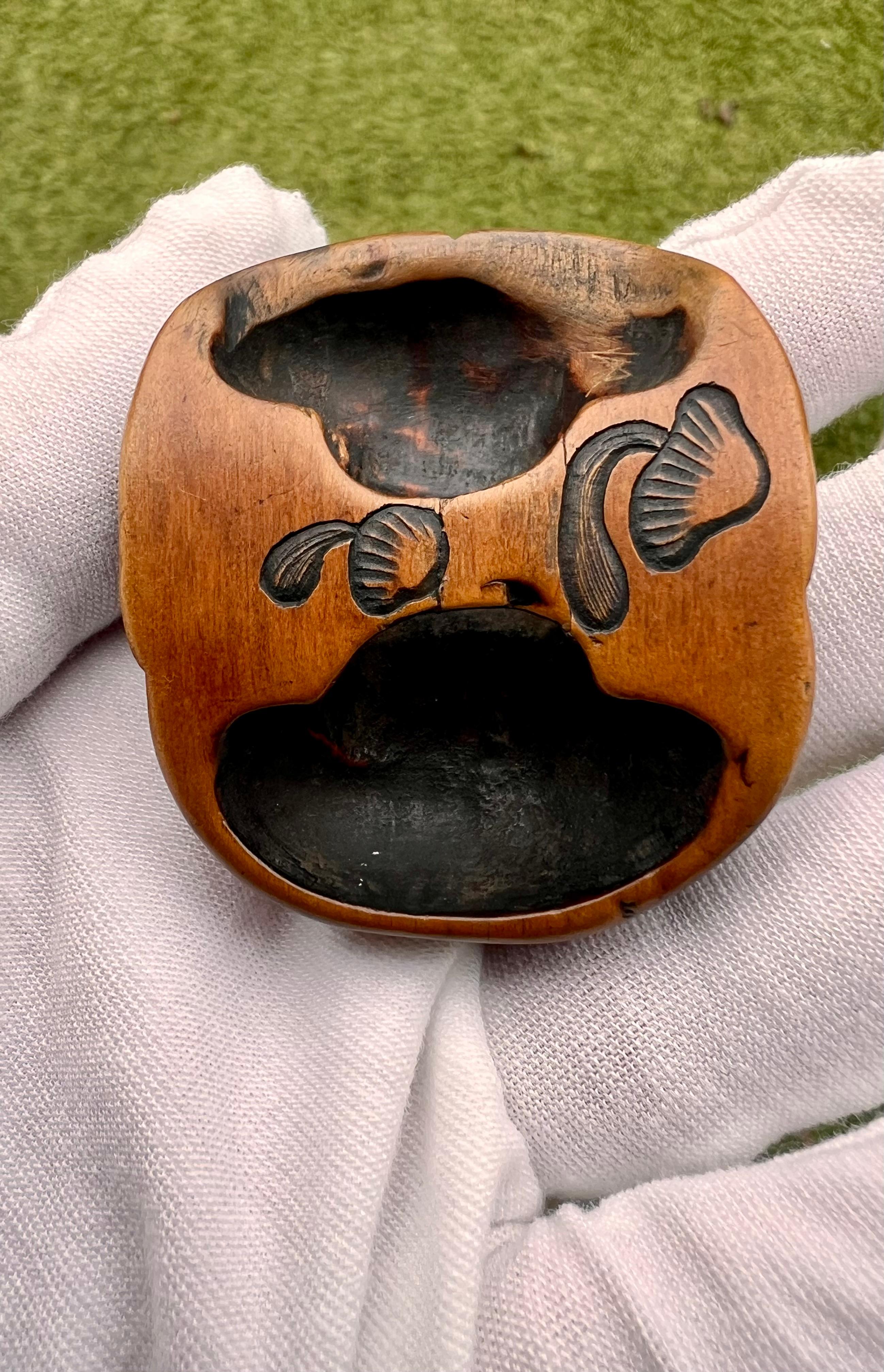 XIXe siècle Masque Shunga Netsuke d'Okame avec sculpture érotique cachée. Fin de l'ère Edo en vente