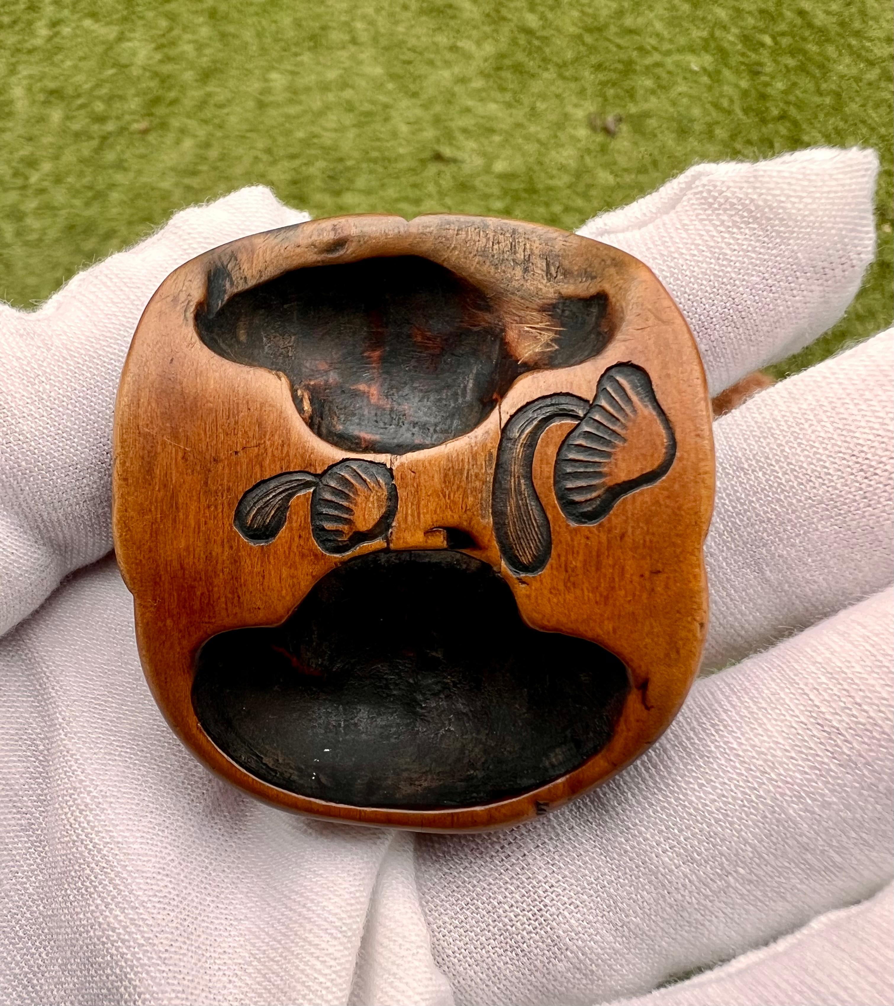 Buis Masque Shunga Netsuke d'Okame avec sculpture érotique cachée. Fin de l'ère Edo en vente