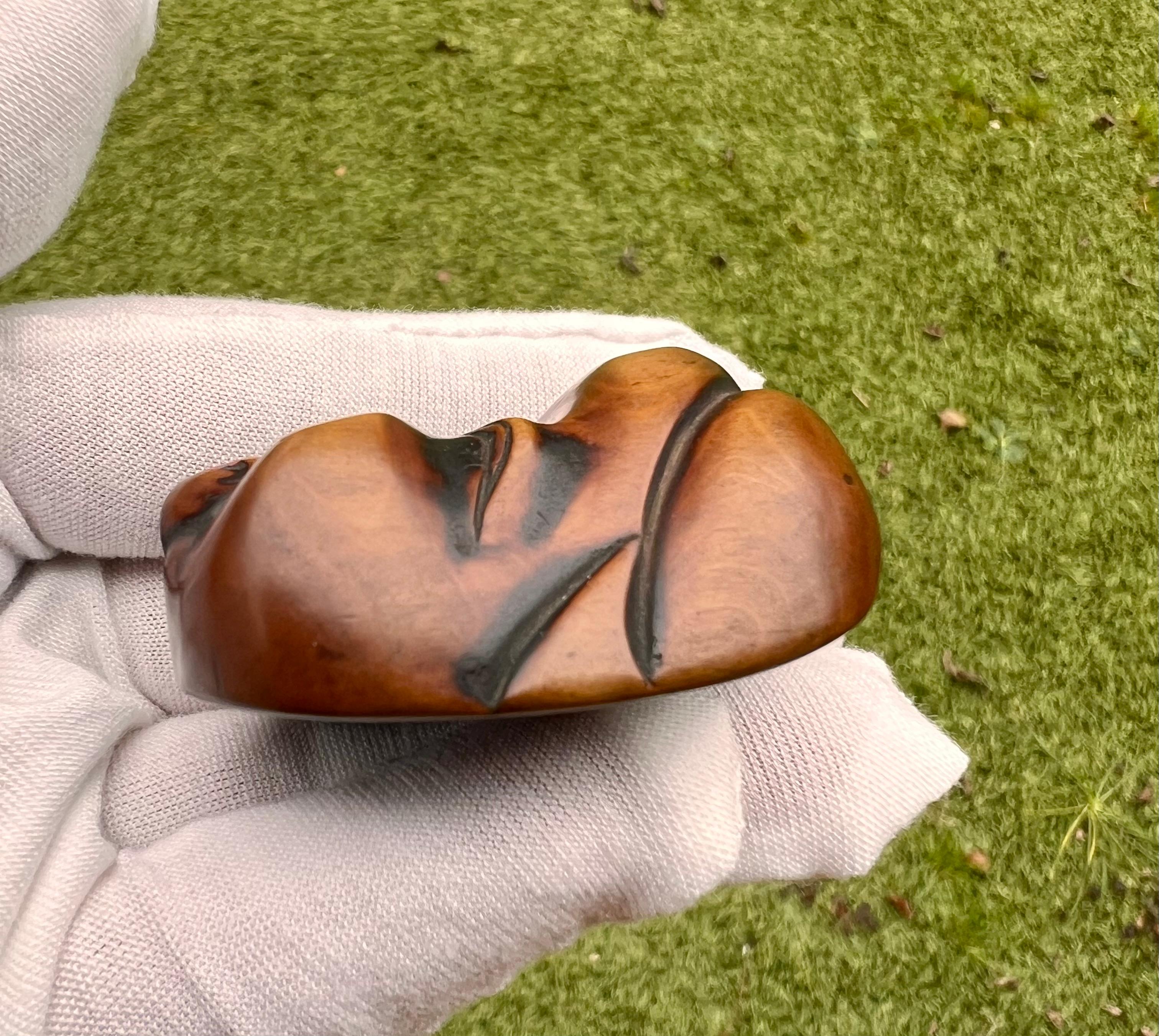 Masque Shunga Netsuke d'Okame avec sculpture érotique cachée. Fin de l'ère Edo en vente 2