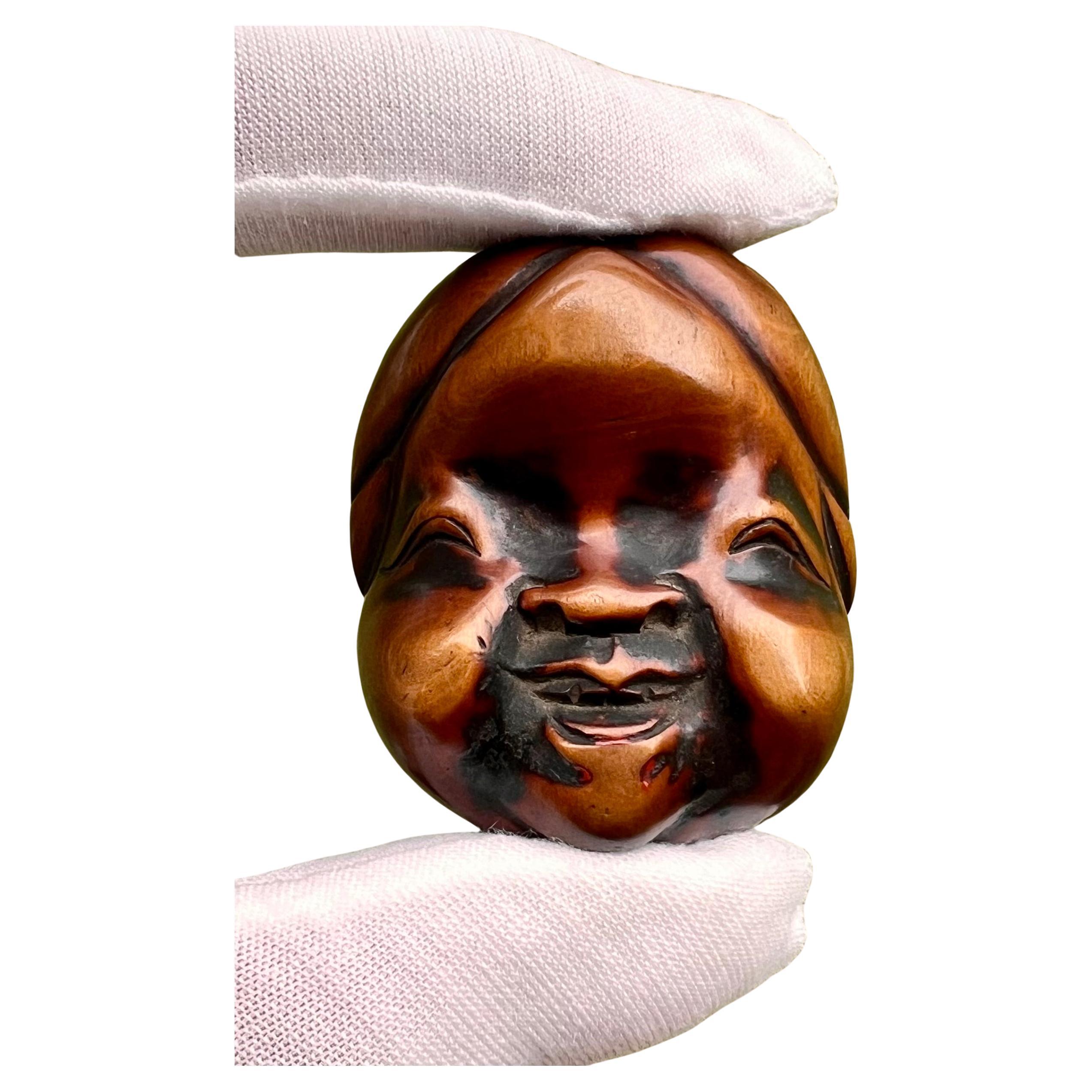 Masque Shunga Netsuke d'Okame avec sculpture érotique cachée. Fin de l'ère Edo en vente